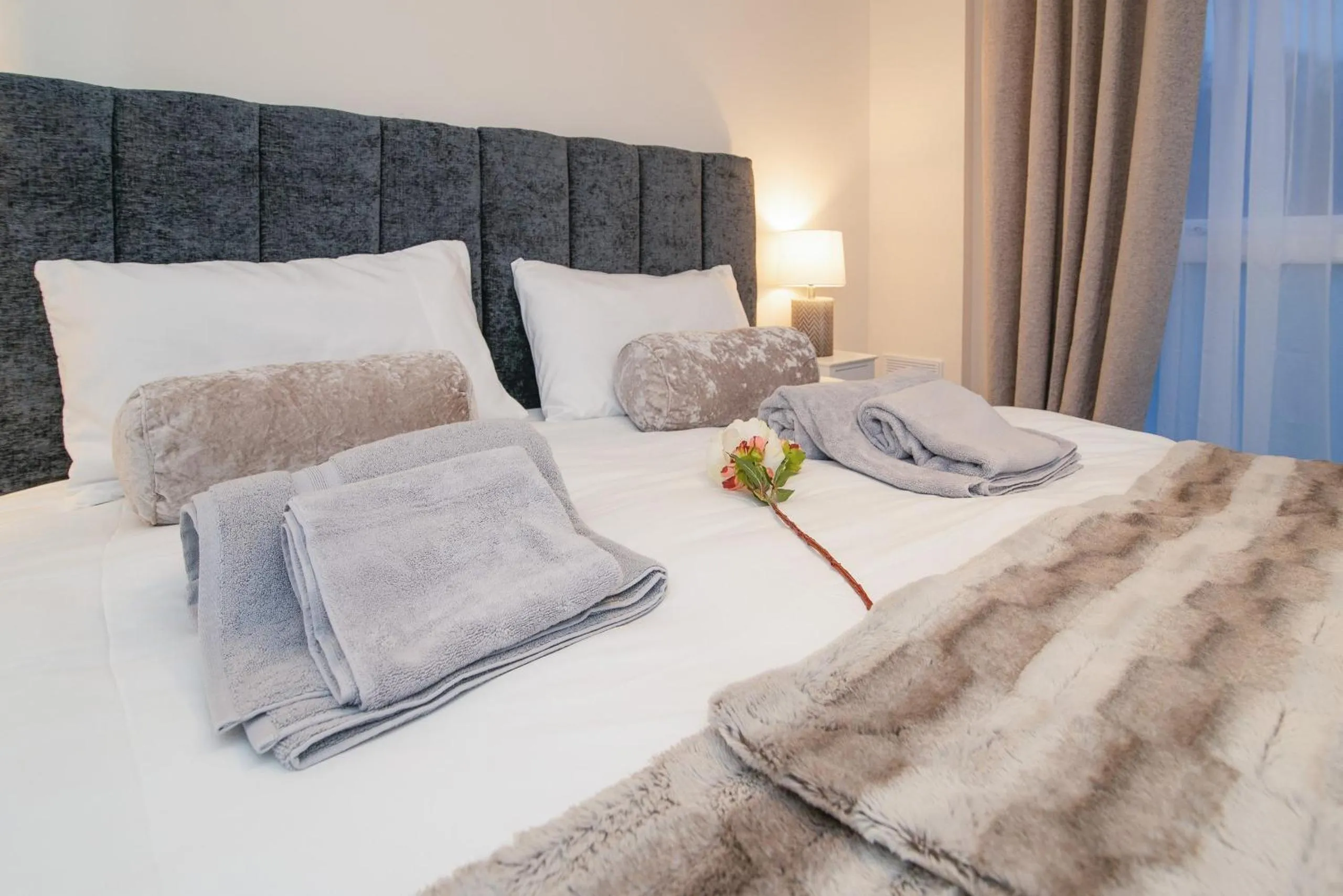 Bed in Stunning 2-Bed Apartment in Stevenage, Sleeps 5 with free Private Parking