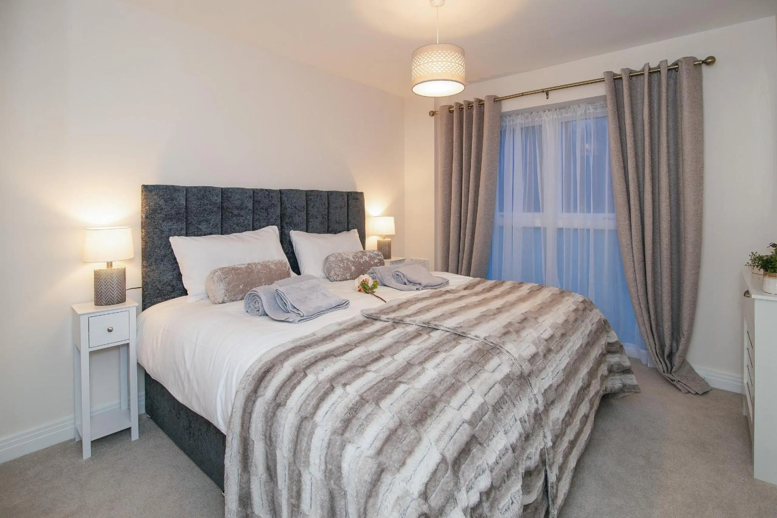 Bed in Stunning 2-Bed Apartment in Stevenage, Sleeps 5 with free Private Parking