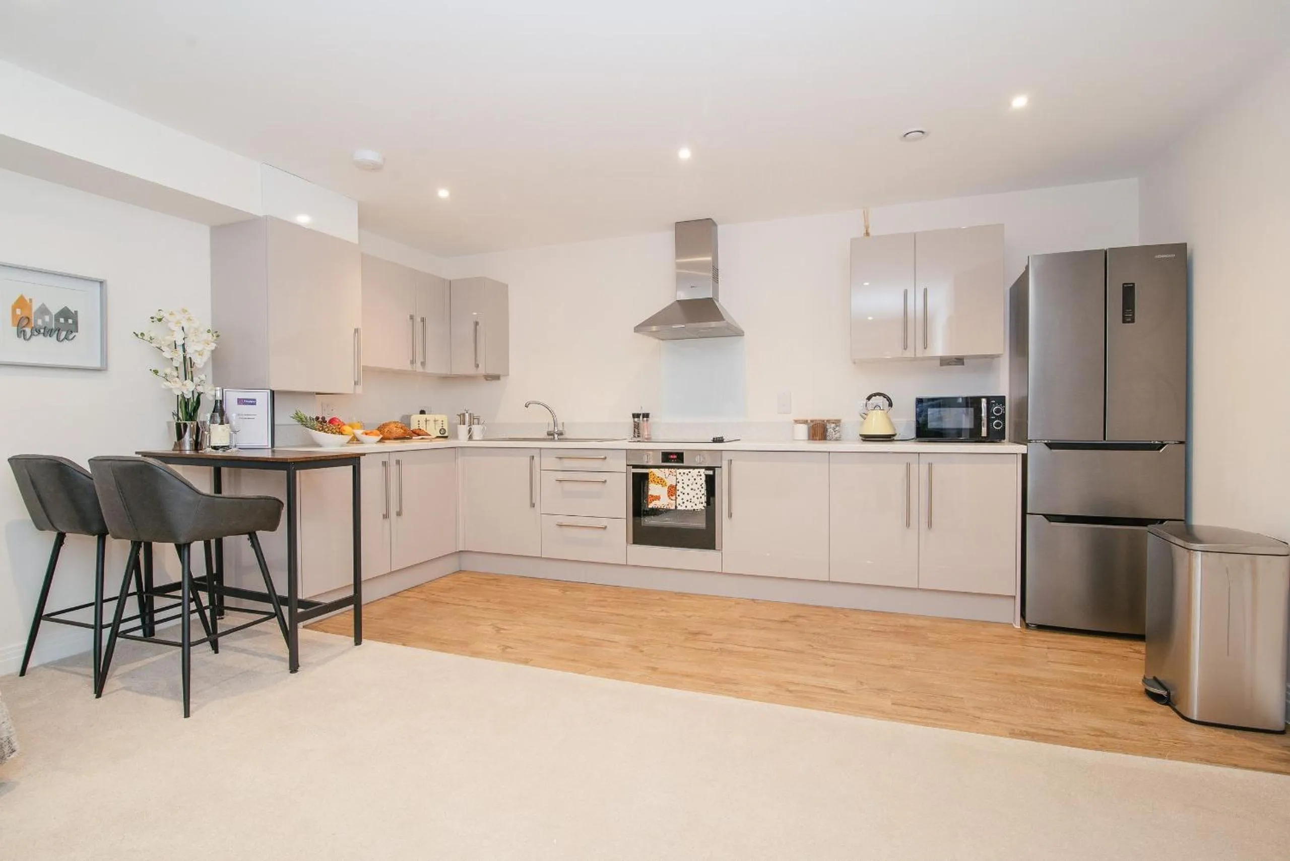 Coffee/tea facilities in Stunning 2-Bed Apartment in Stevenage, Sleeps 5 with free Private Parking