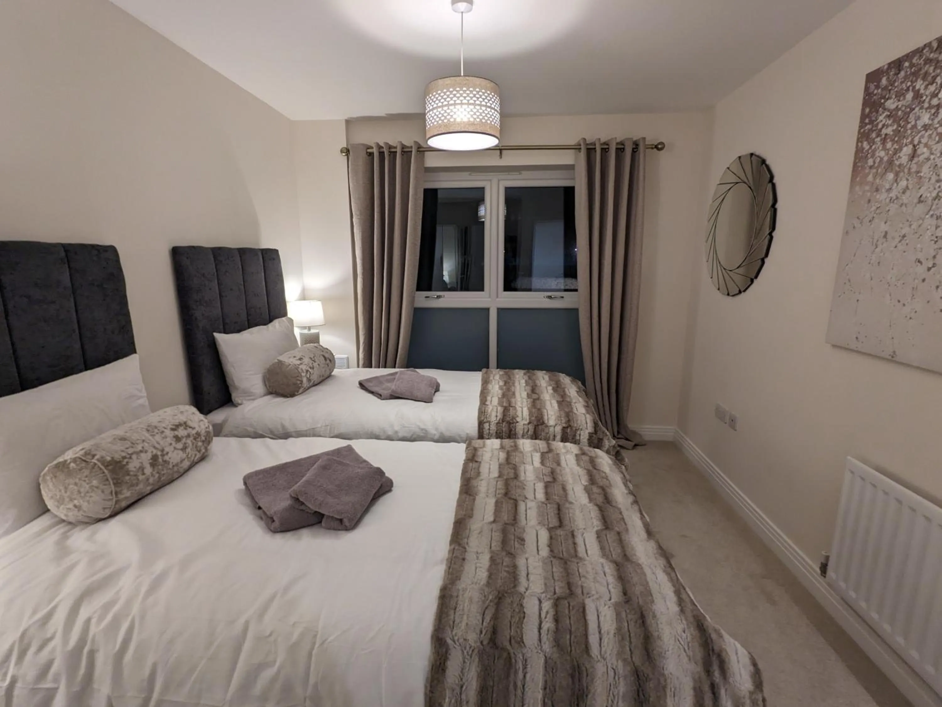 Bed in Stunning 2-Bed Apartment in Stevenage, Sleeps 5 with free Private Parking