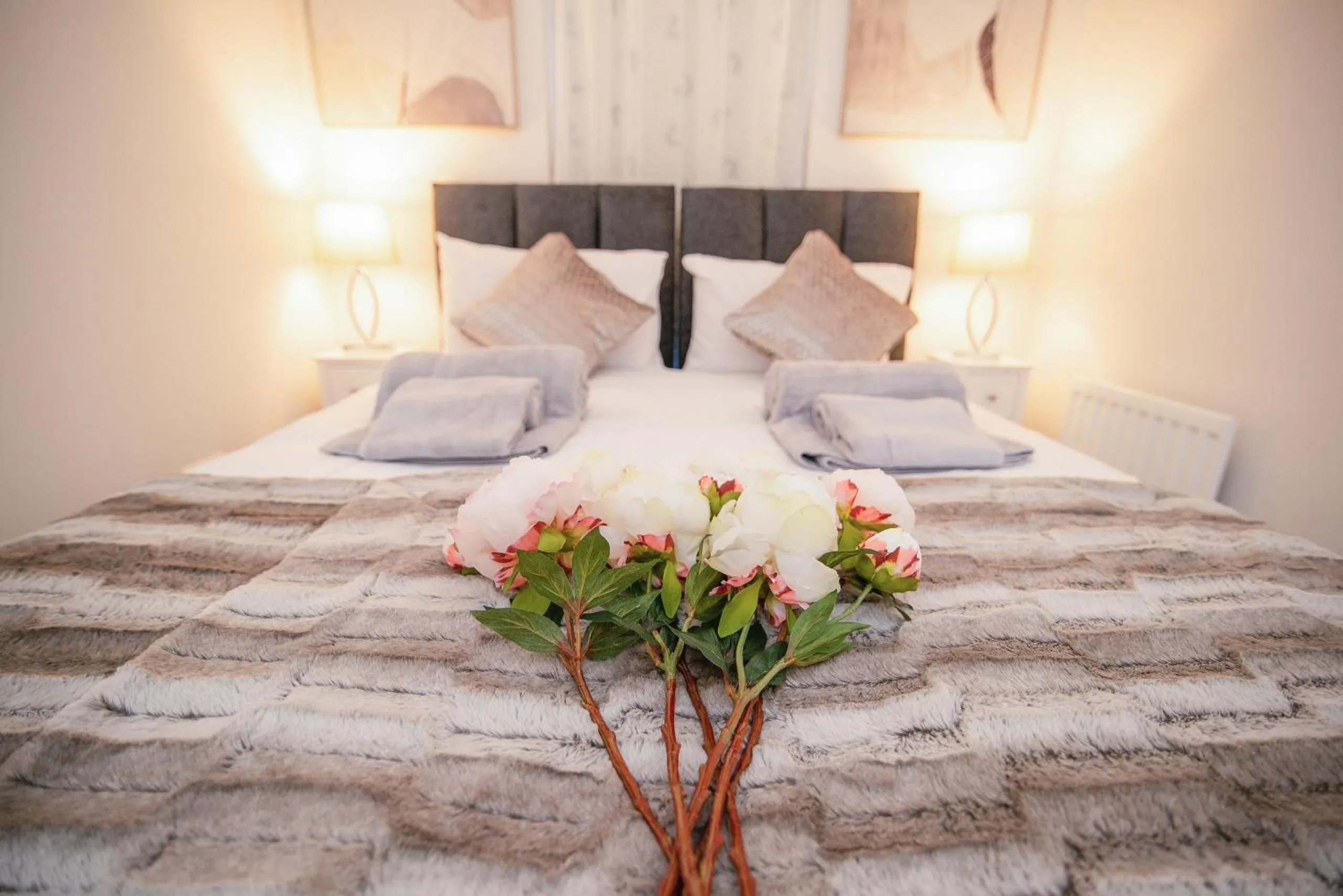 Bed in Stunning 2-Bed Apartment in Stevenage, Sleeps 5 with free Private Parking