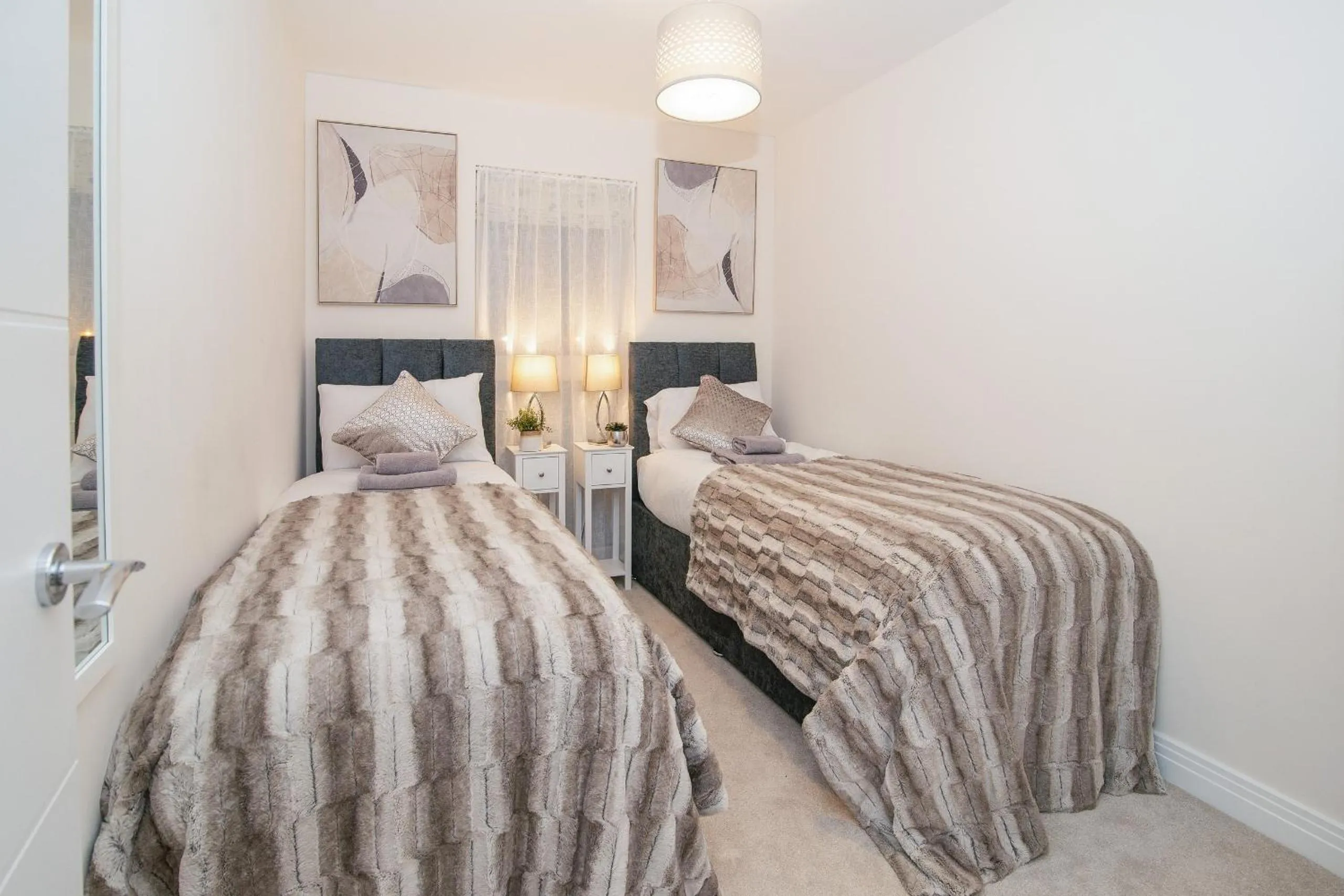 Bed in Stunning 2-Bed Apartment in Stevenage, Sleeps 5 with free Private Parking