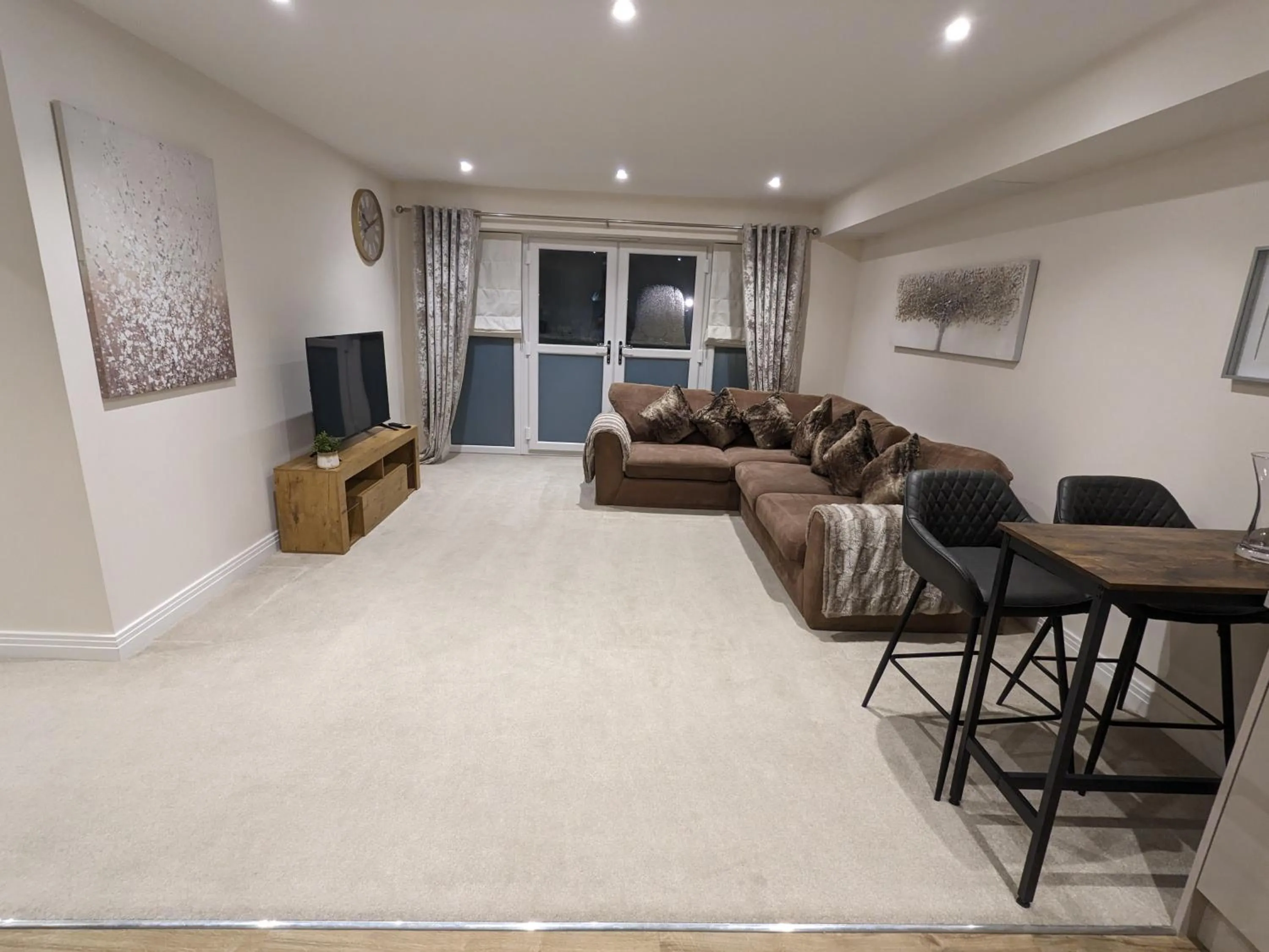 TV and multimedia in Stunning 2-Bed Apartment in Stevenage, Sleeps 5 with free Private Parking