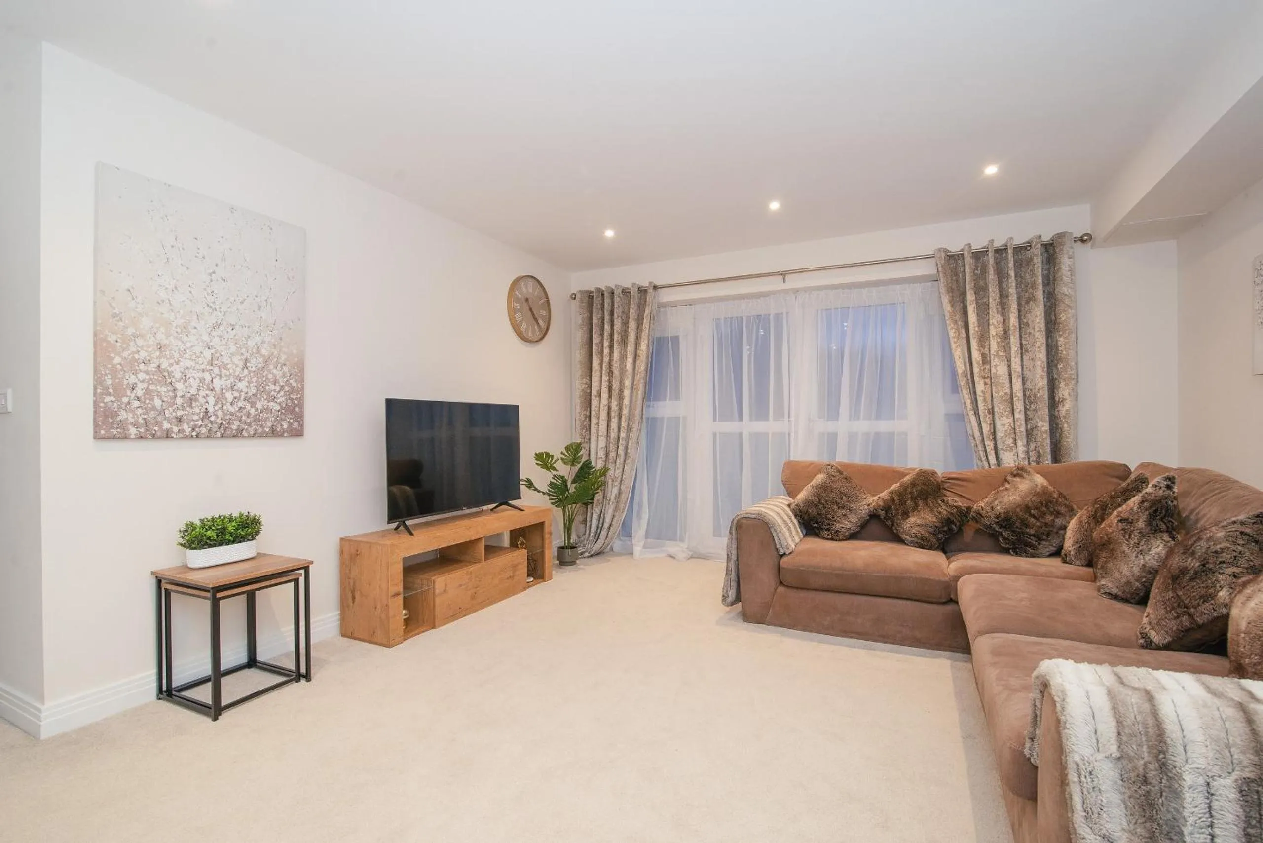 TV and multimedia in Stunning 2-Bed Apartment in Stevenage, Sleeps 5 with free Private Parking