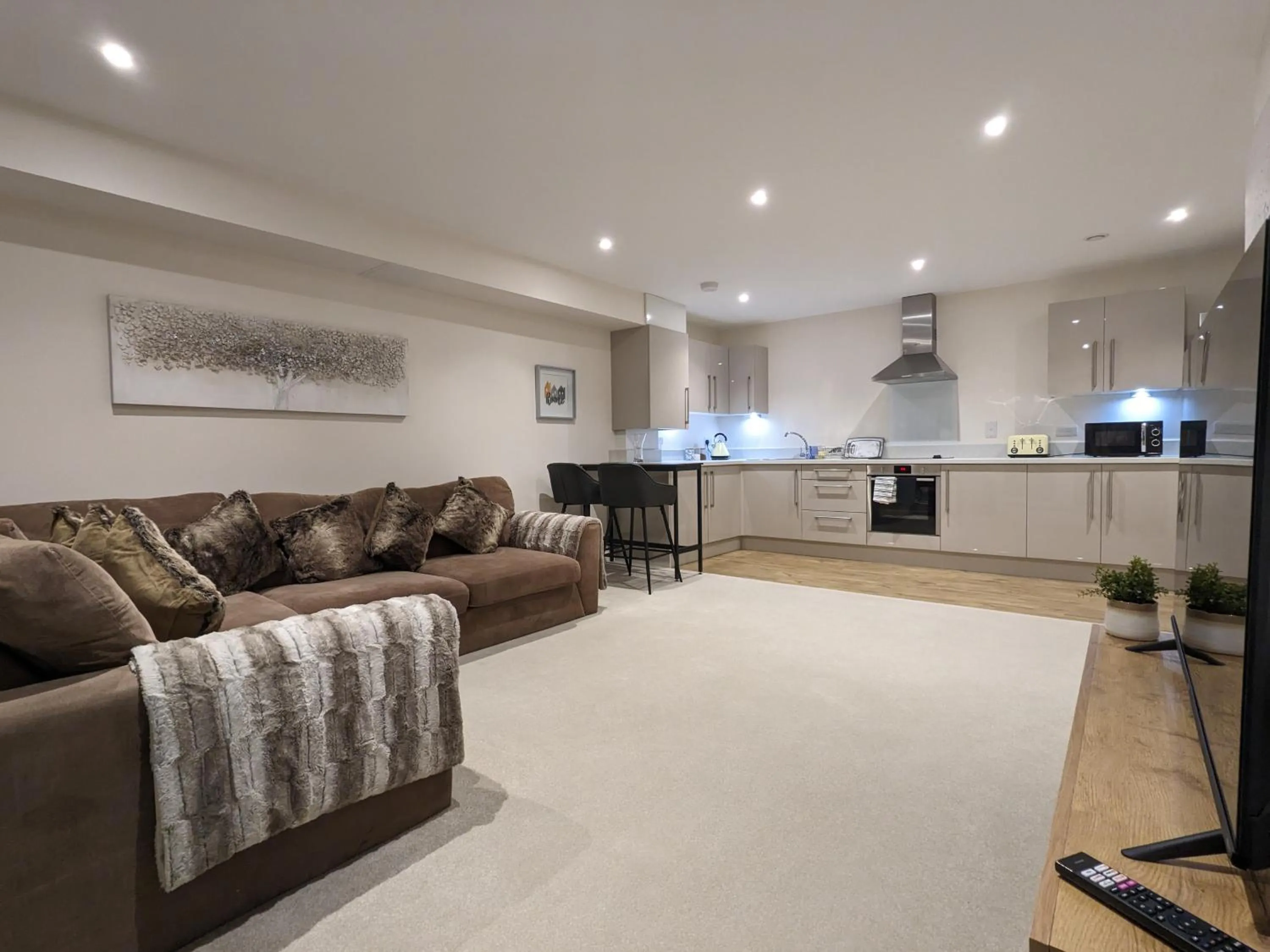 Stunning 2-Bed Apartment in Stevenage, Sleeps 5 with free Private Parking