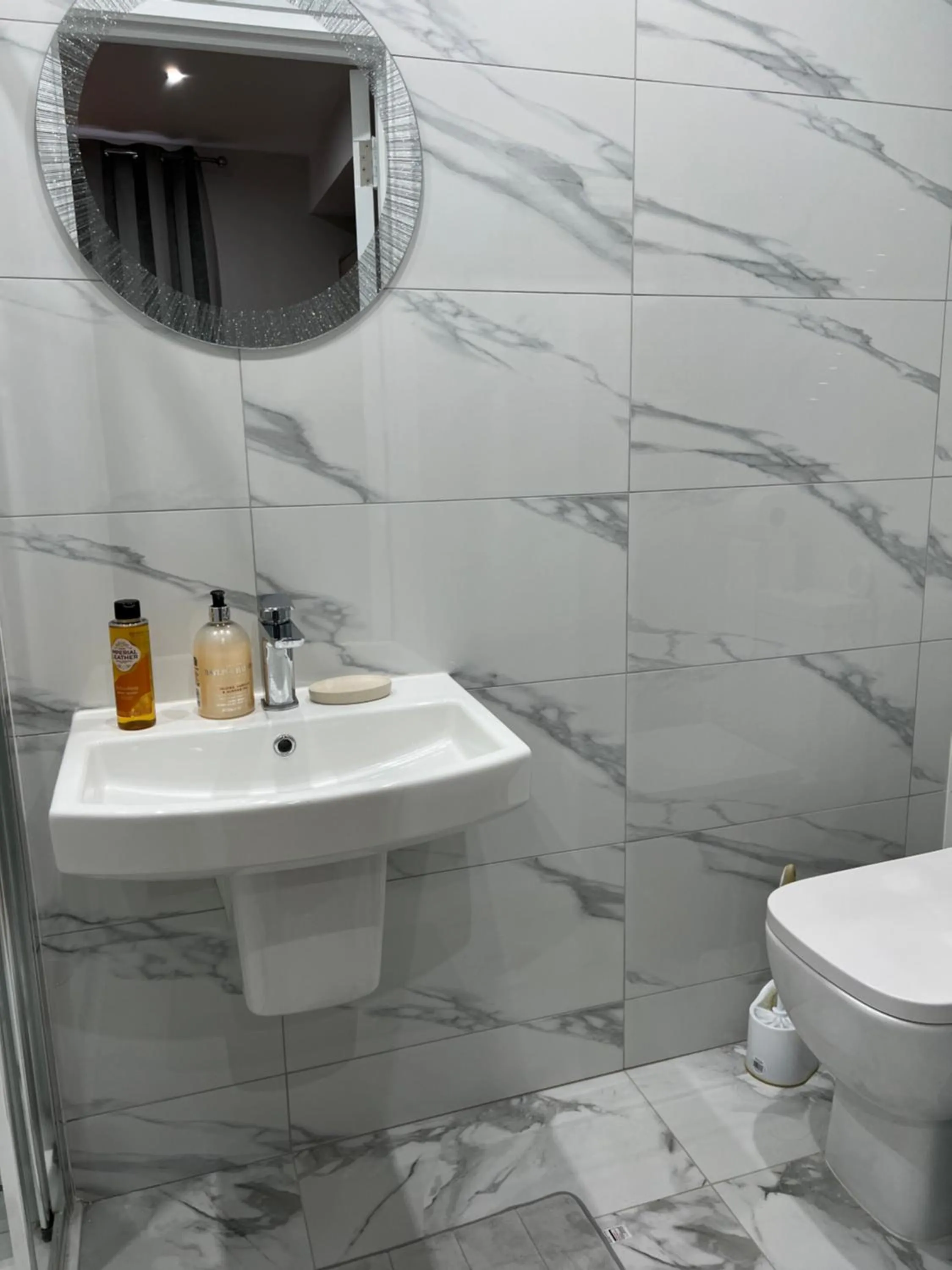 Toilet in Belvue Serviced Apartment - Ealing Broadway