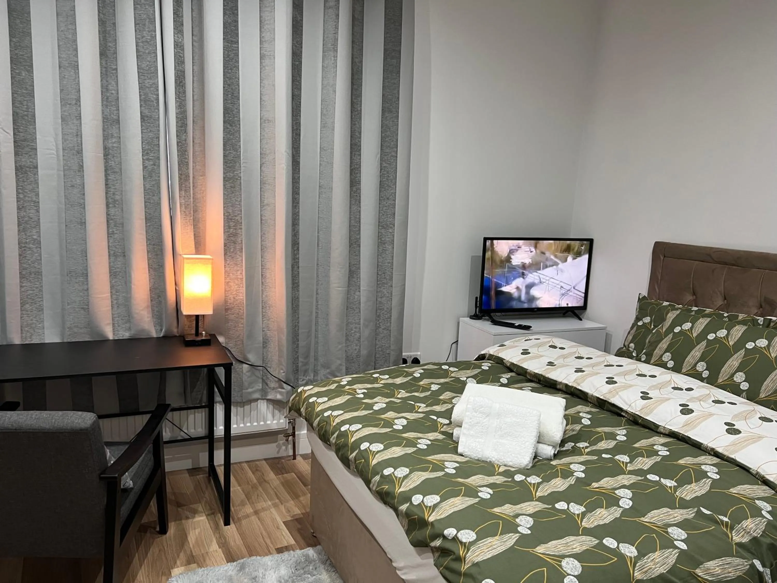Bedroom, Bed in Belvue Serviced Apartment - Ealing Broadway