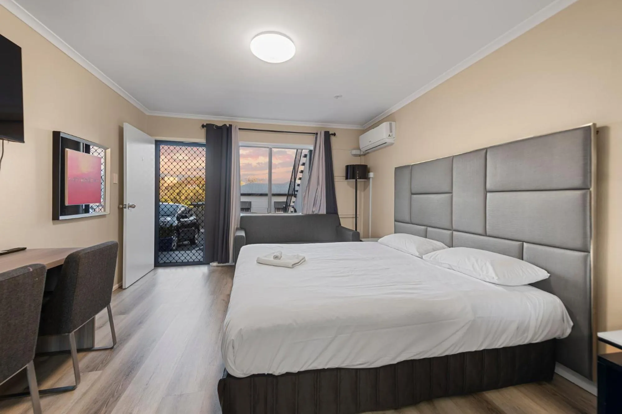 Bedroom, Bed in S1 Motel