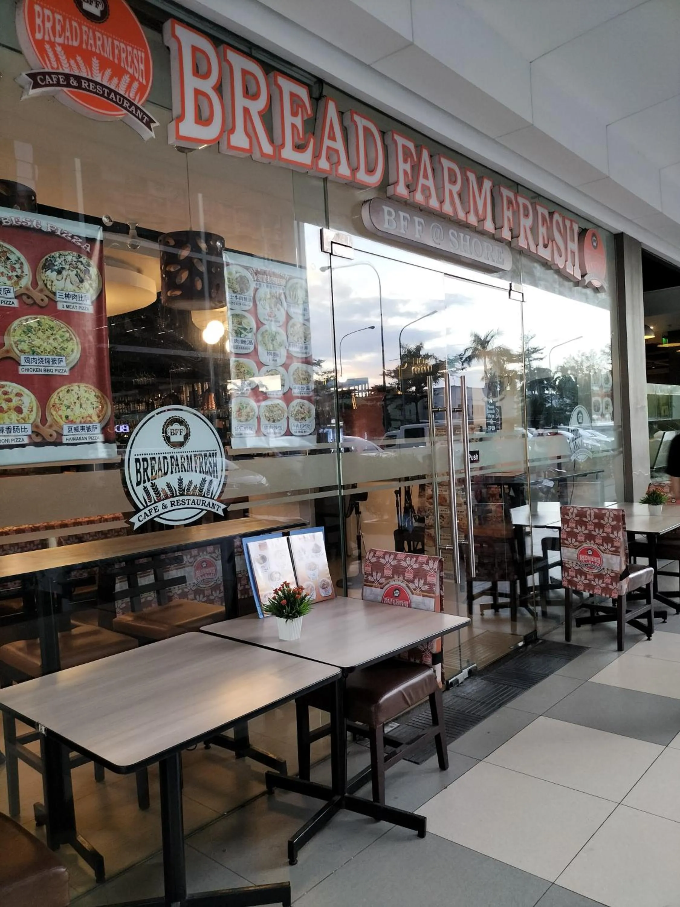 Restaurant/places to eat in Cozy22 1BR at Shore2 Tower2