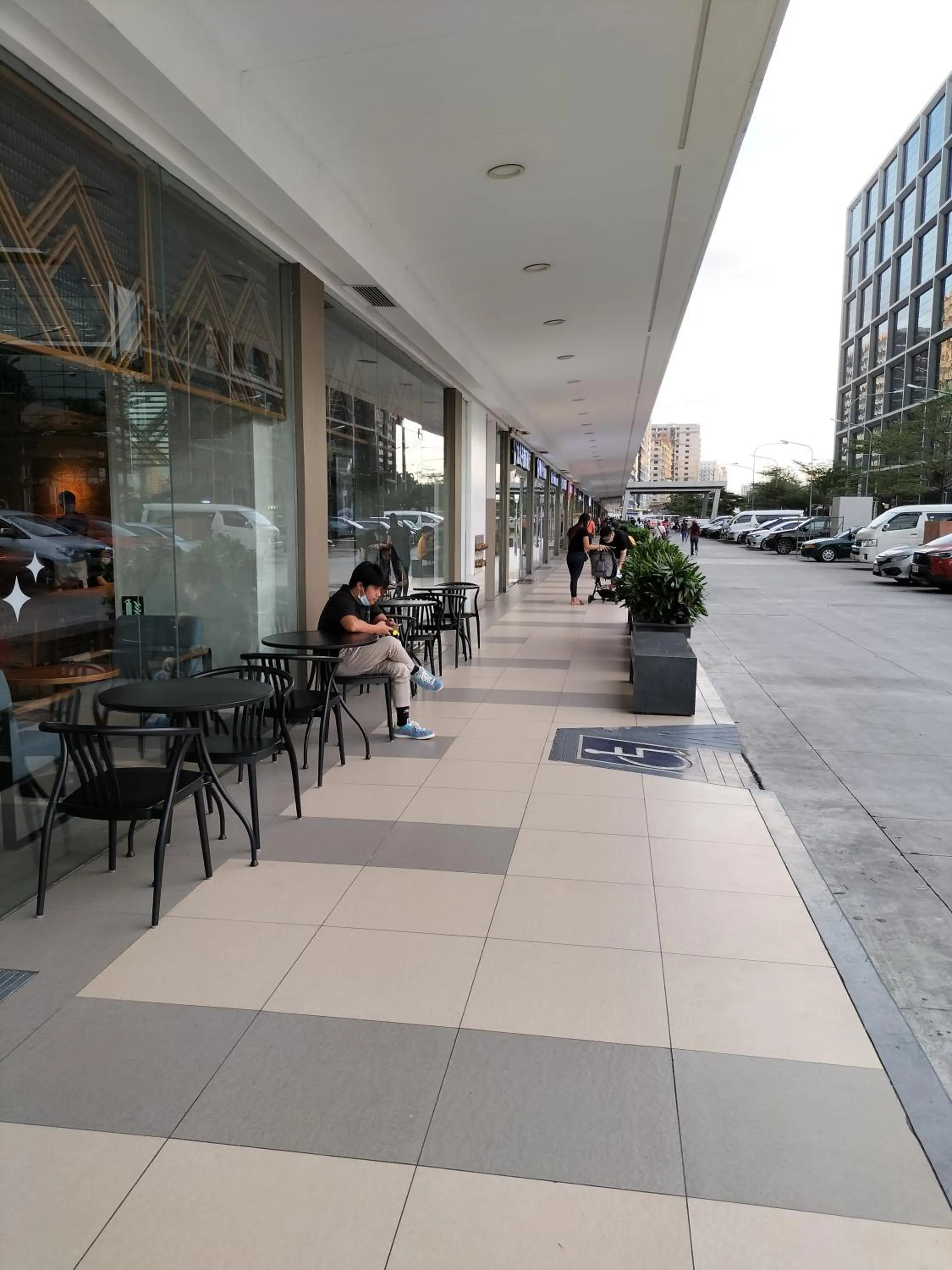 Restaurant/places to eat in Cozy22 1BR at Shore2 Tower2