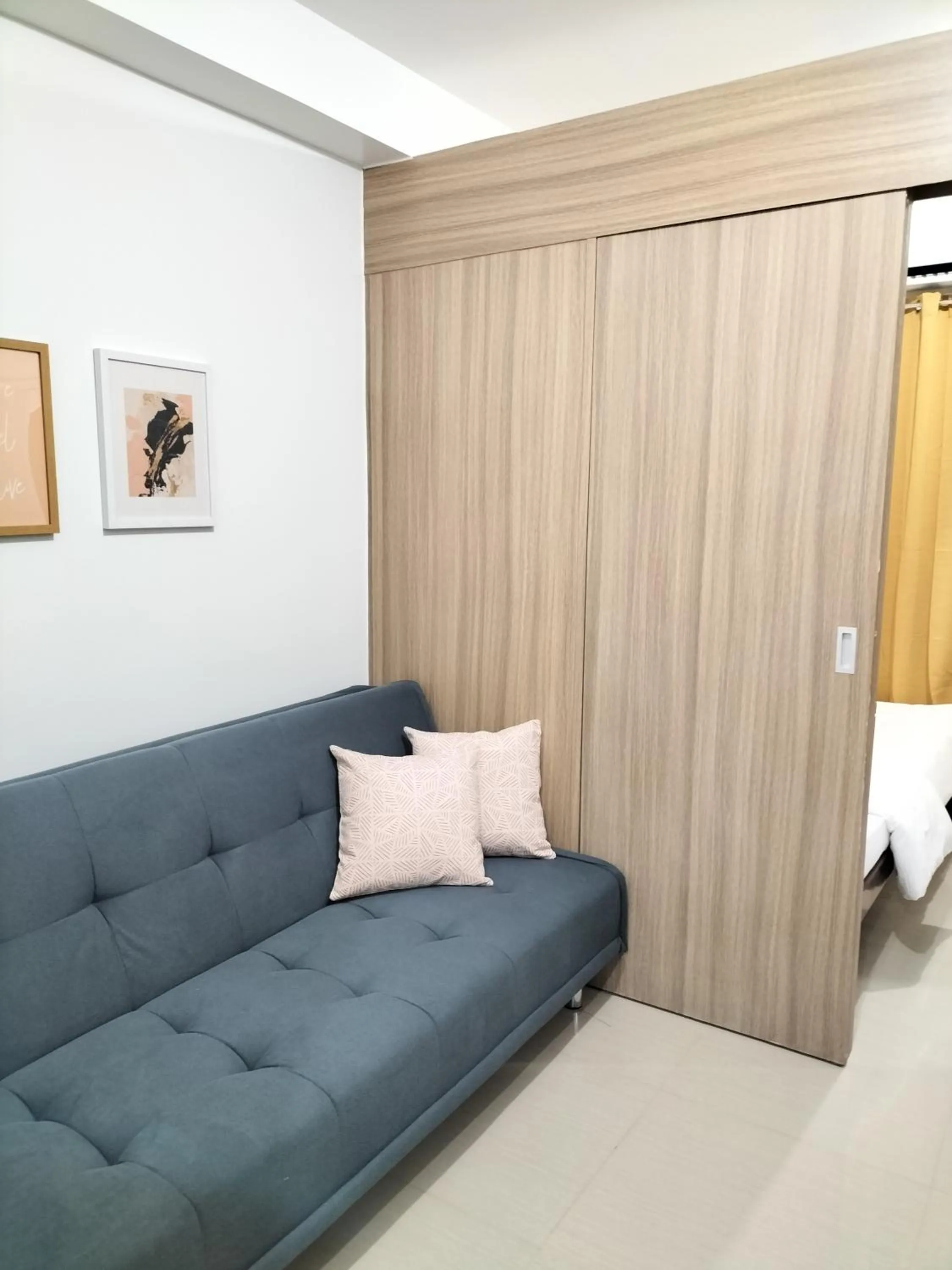 Living room in Cozy22 1BR at Shore2 Tower2