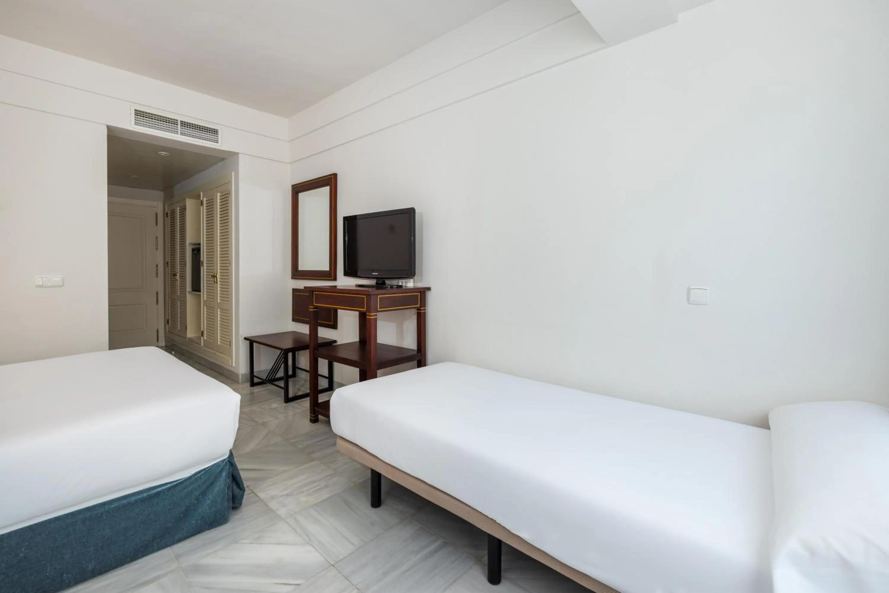 Photo of the whole room, Bed in AZZ Guadacorte Campo de Gibraltar