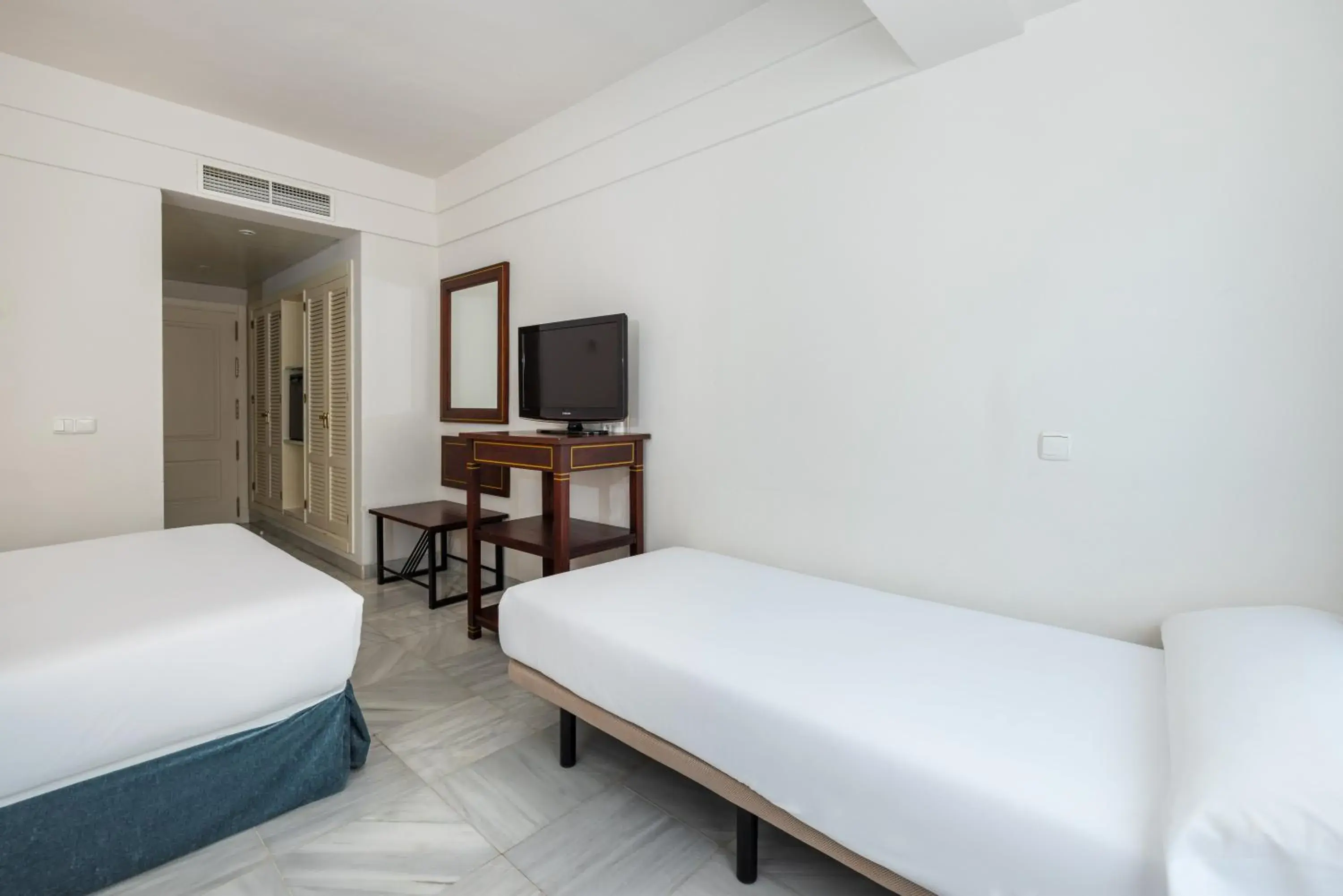 Photo of the whole room, Bed in AZZ Guadacorte Campo de Gibraltar Photo of the whole room, Bed in AZZ Guadacorte Campo de Gibraltar