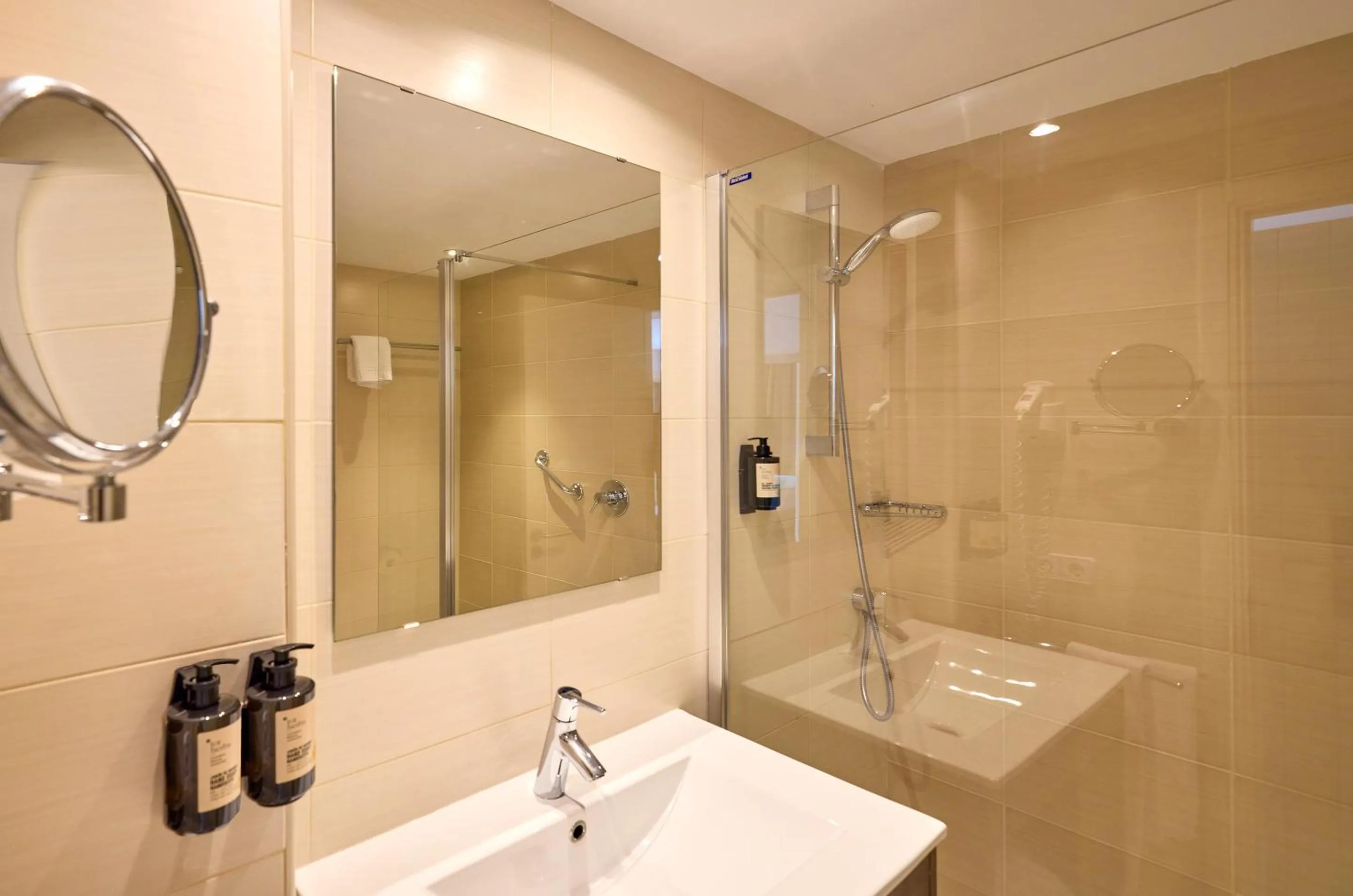 Shower in Universal Apartamentos Laguna Garden