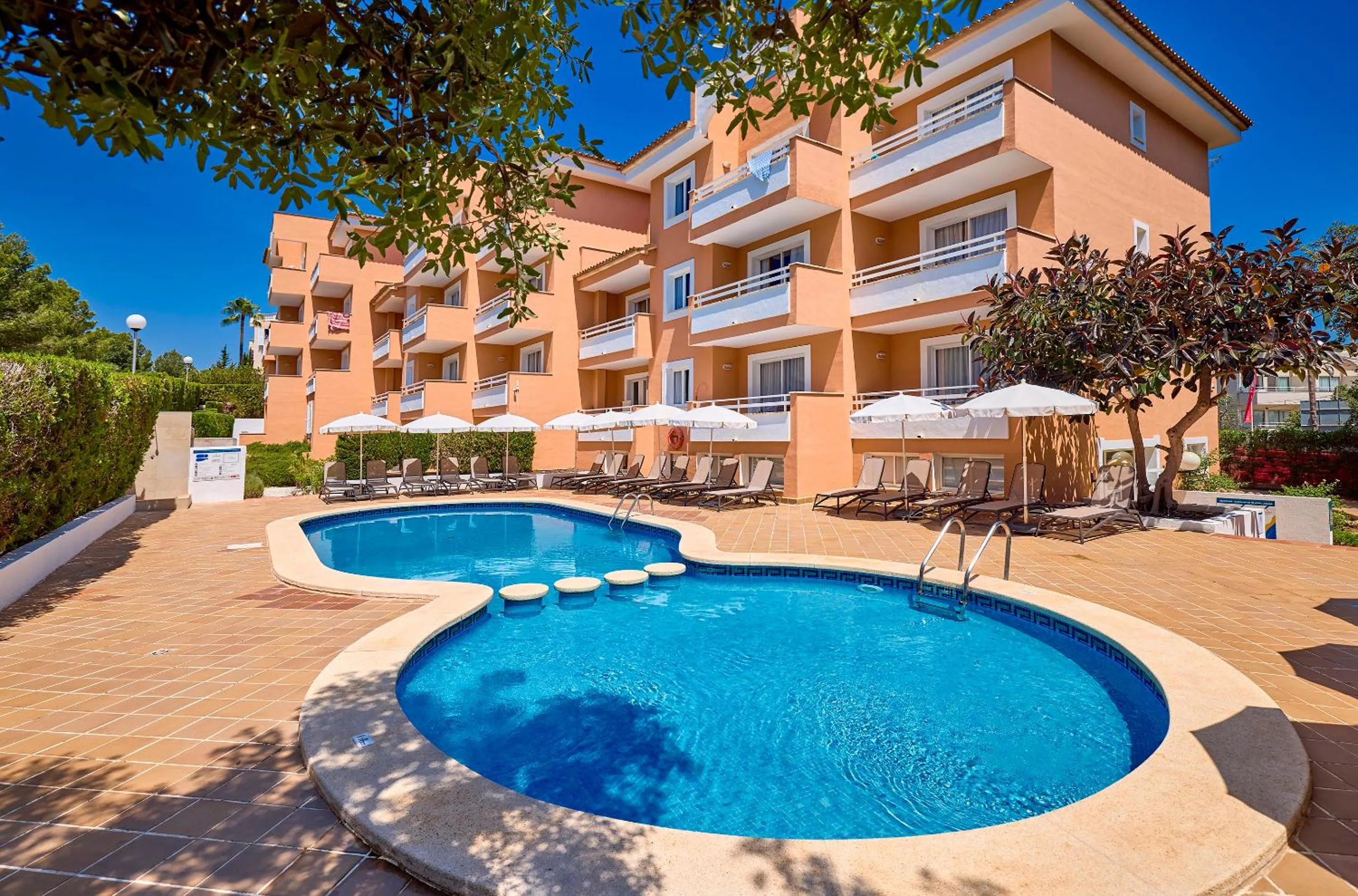 Swimming pool in Universal Apartamentos Laguna Garden