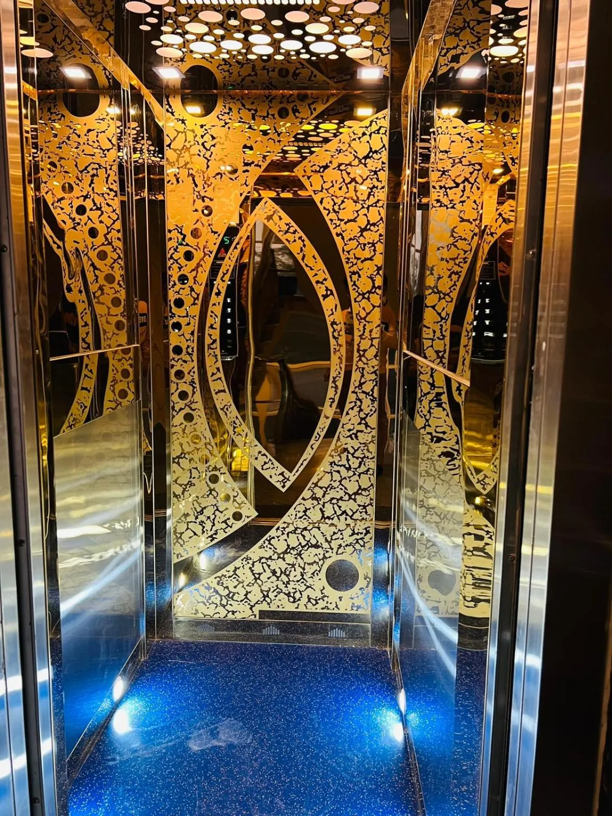 elevator in Hotel RIVERB
