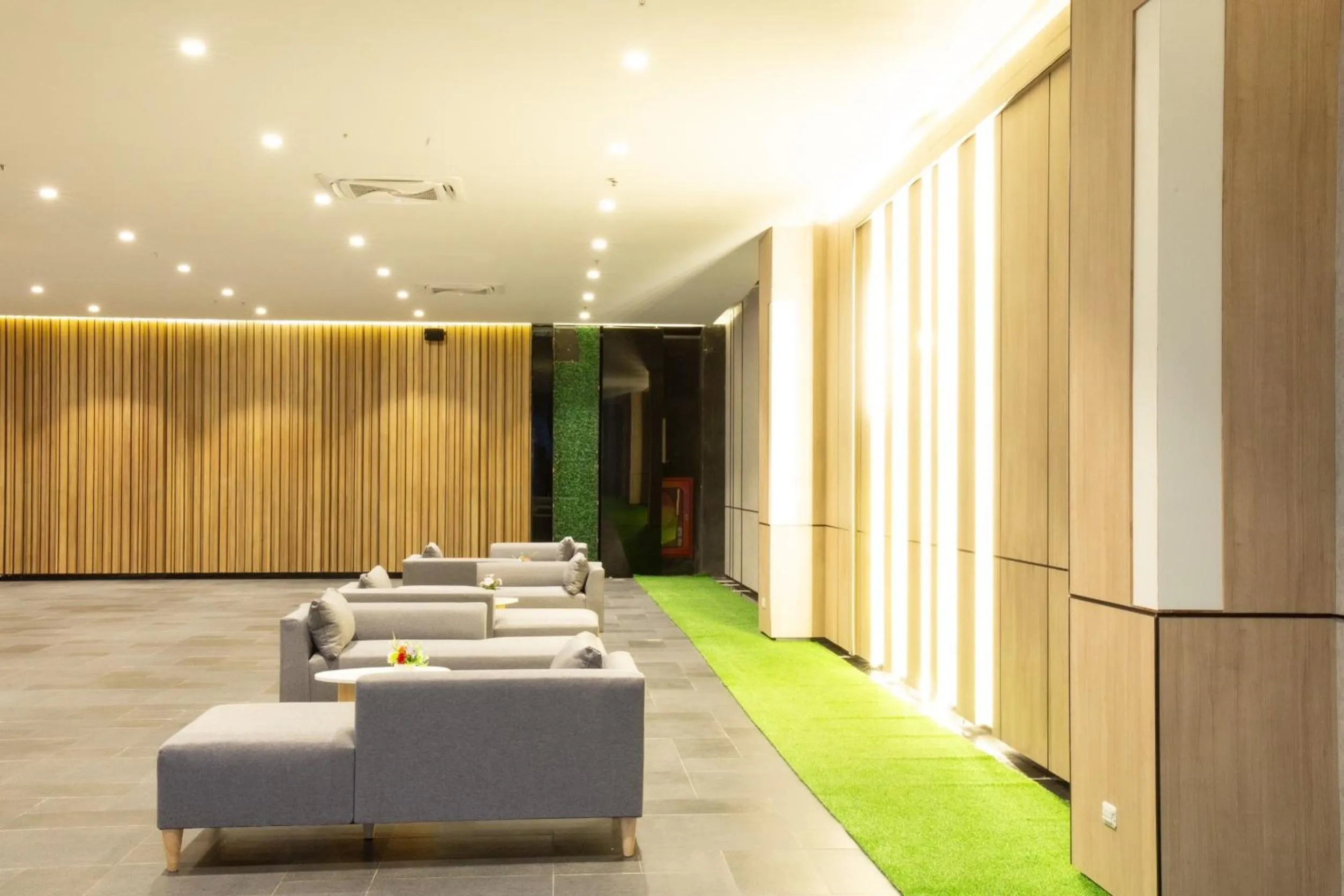 Lobby or reception in Le Srivaree Suvarnabhumi Airport Hotel