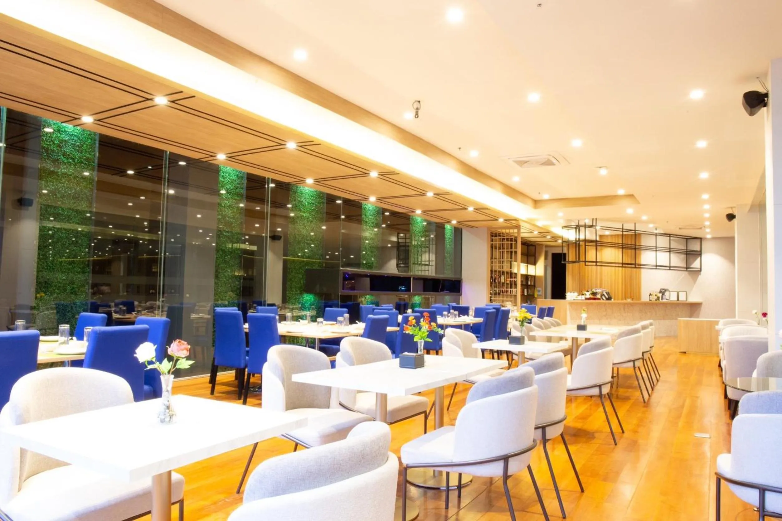 Restaurant/places to eat in Le Srivaree Suvarnabhumi Airport Hotel