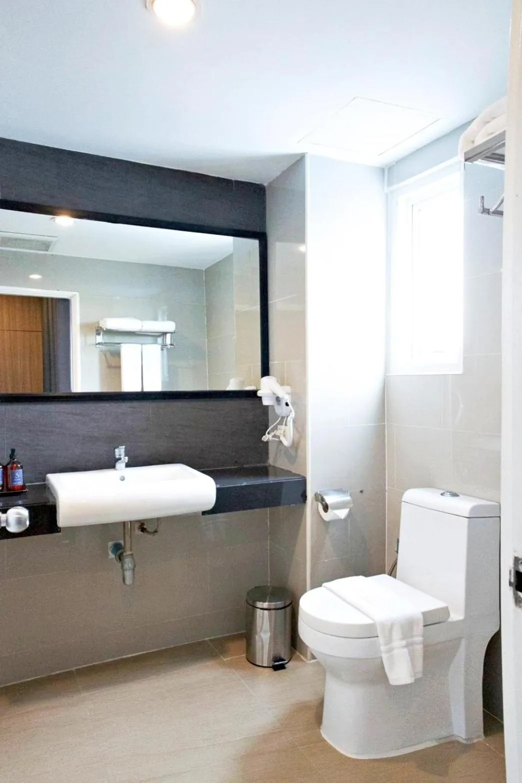 Toilet in Le Srivaree Suvarnabhumi Airport Hotel