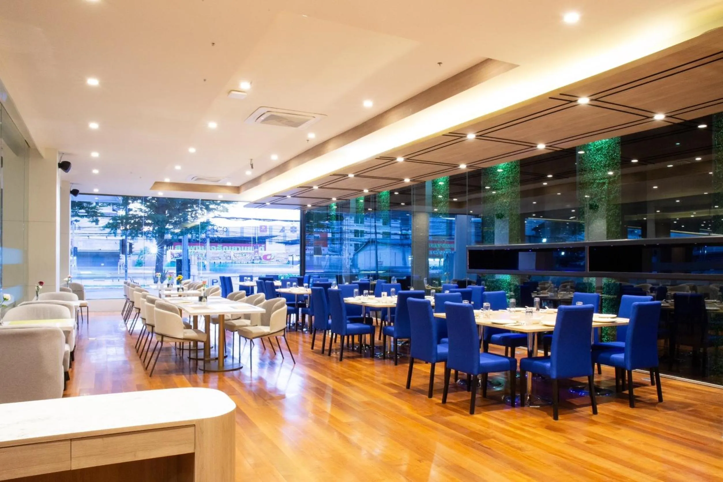 Restaurant/places to eat in Le Srivaree Suvarnabhumi Airport Hotel