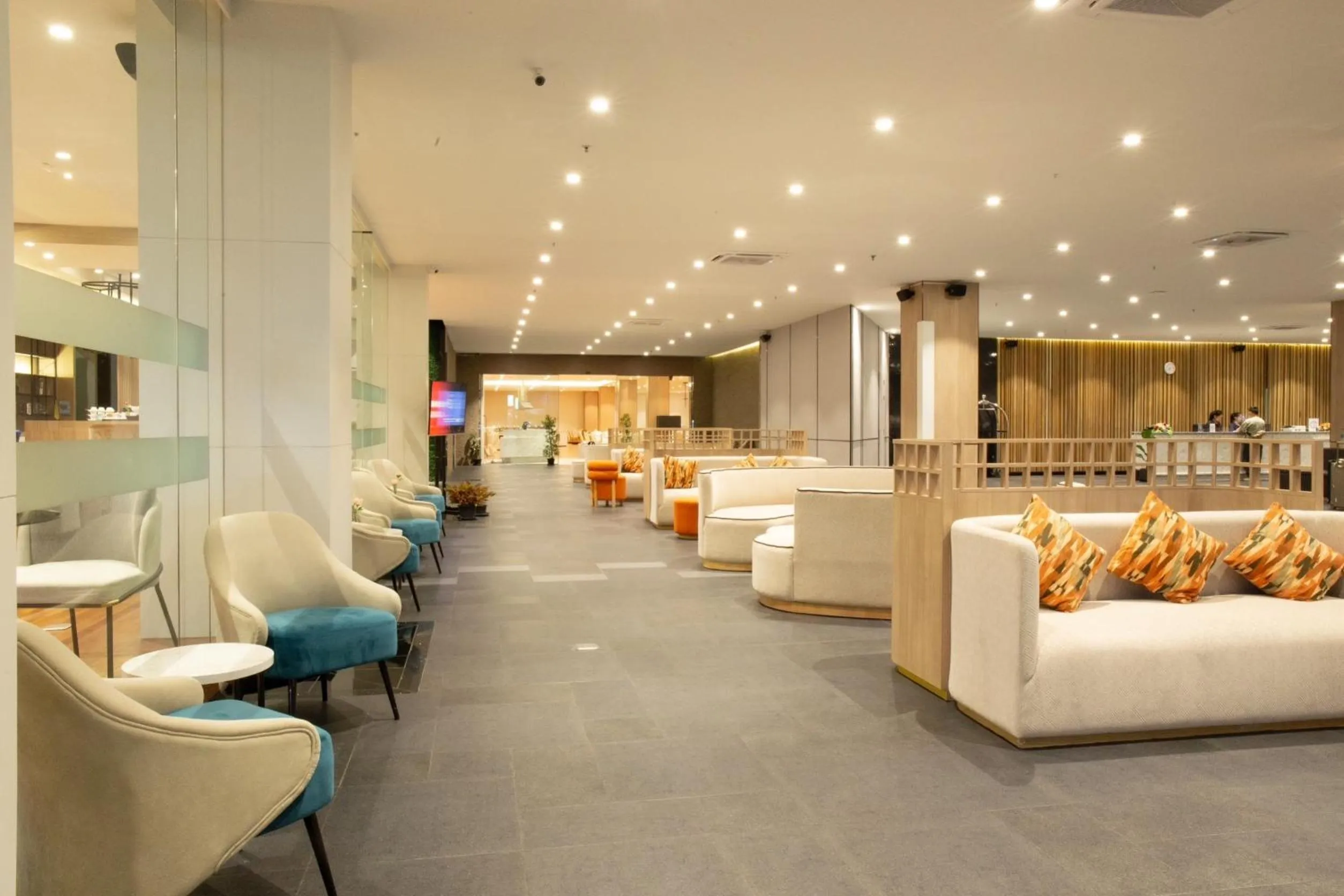 Lobby or reception in Le Srivaree Suvarnabhumi Airport Hotel