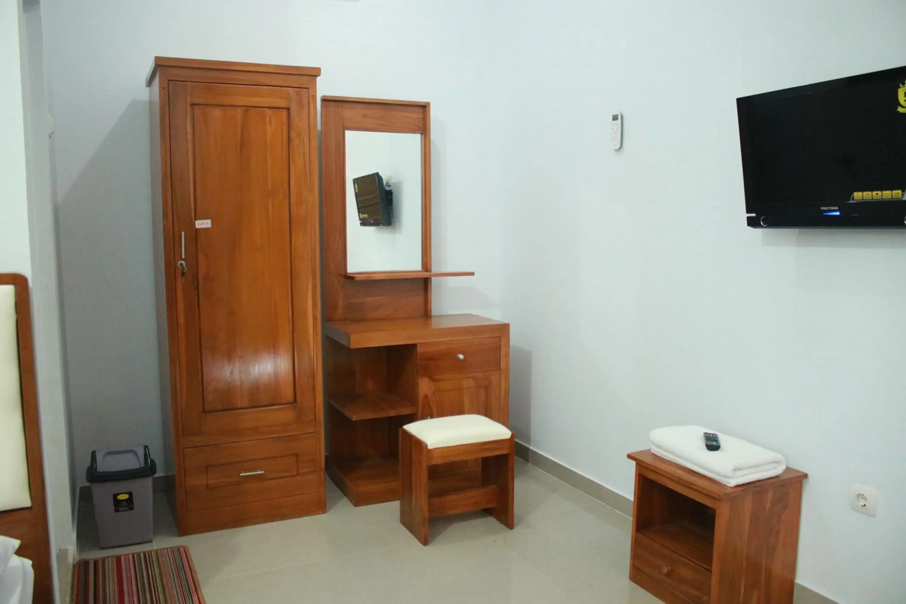 wardrobe in Aluky Hotel