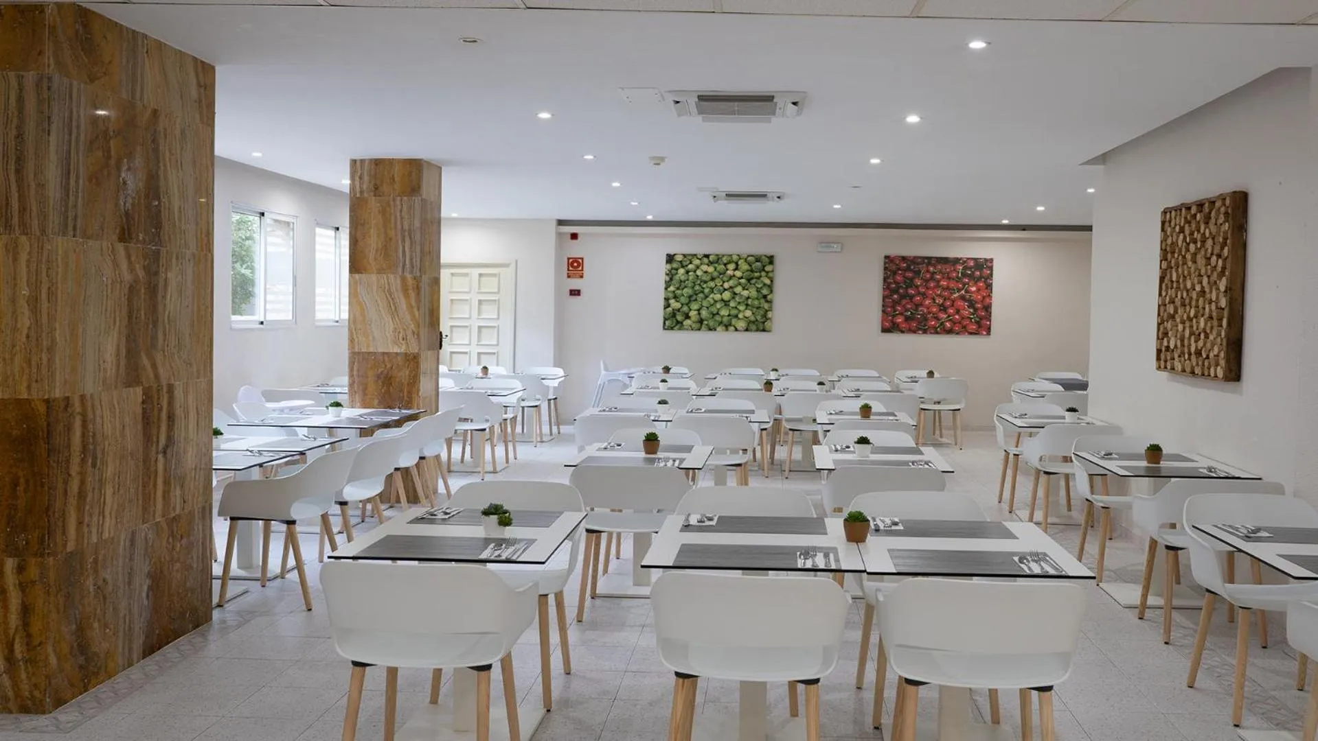 Dining area in BLUESEA Costa Verde