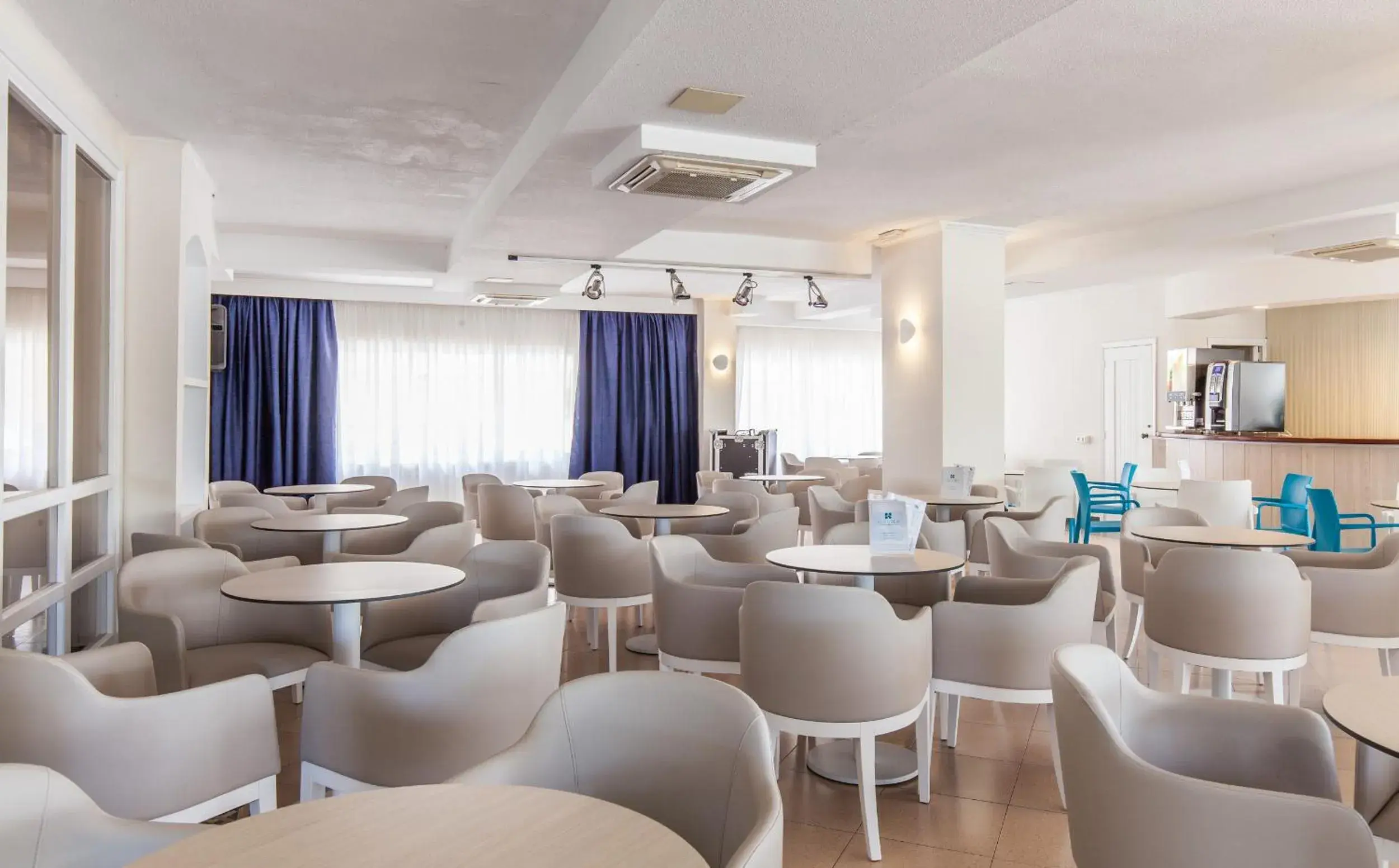 Lounge or bar in BLUESEA Costa Verde Lounge or bar in BLUESEA Costa Verde