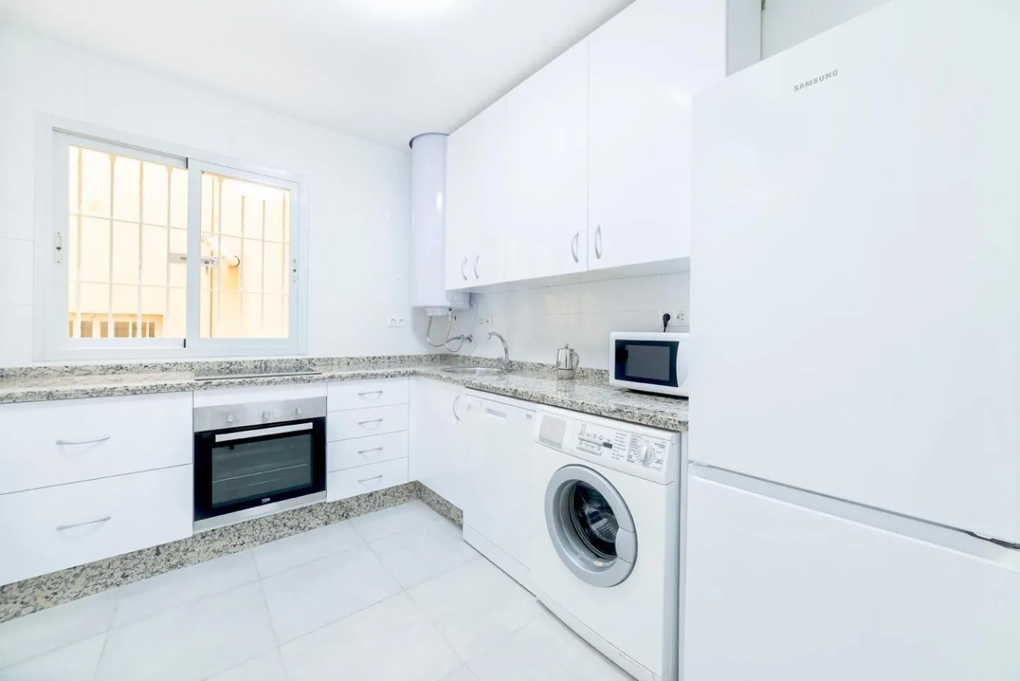 Kitchen or kitchenette in Alohamundi Escuelas Pías
