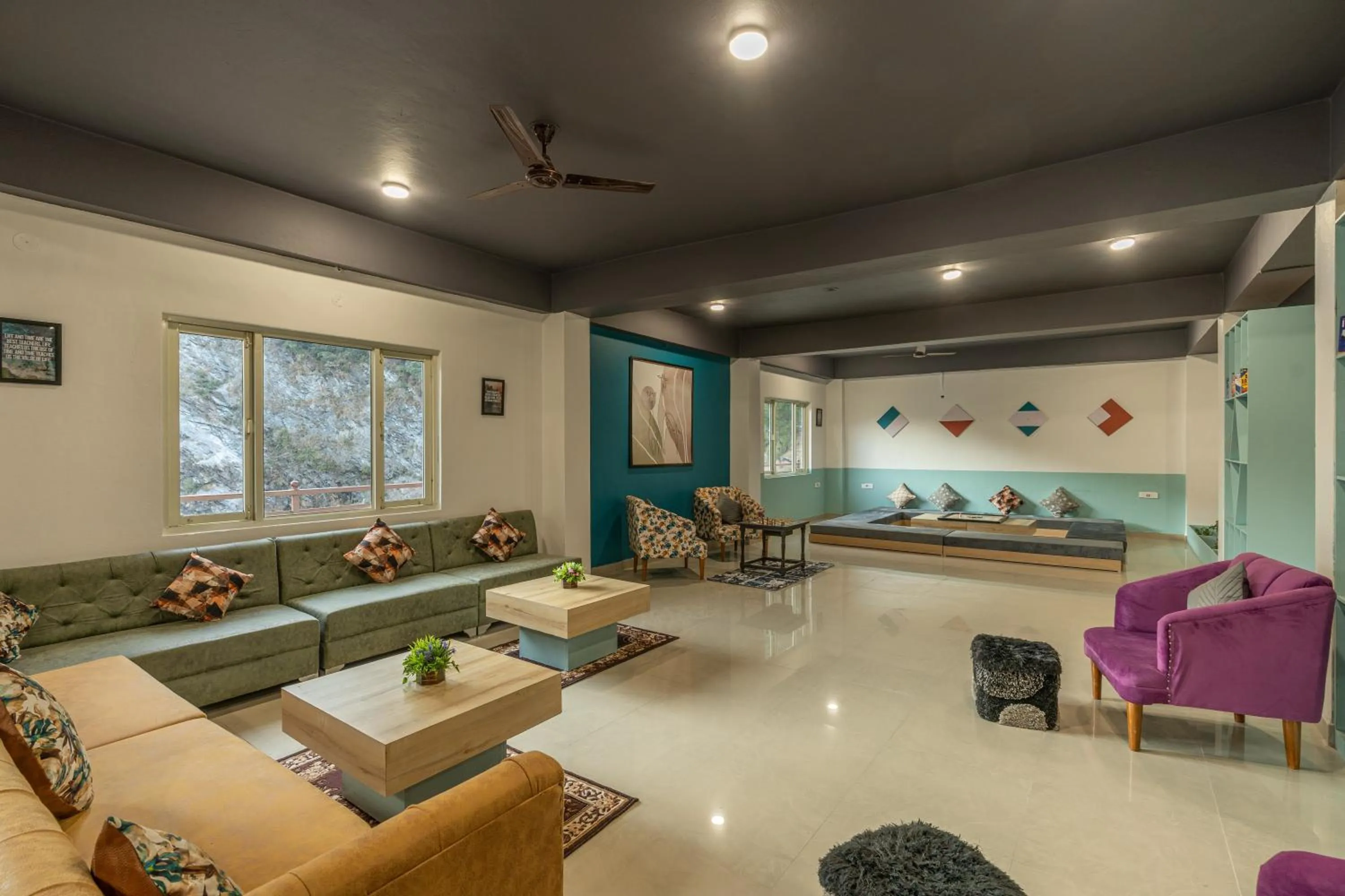 Living room in Zostel Plus Kareri