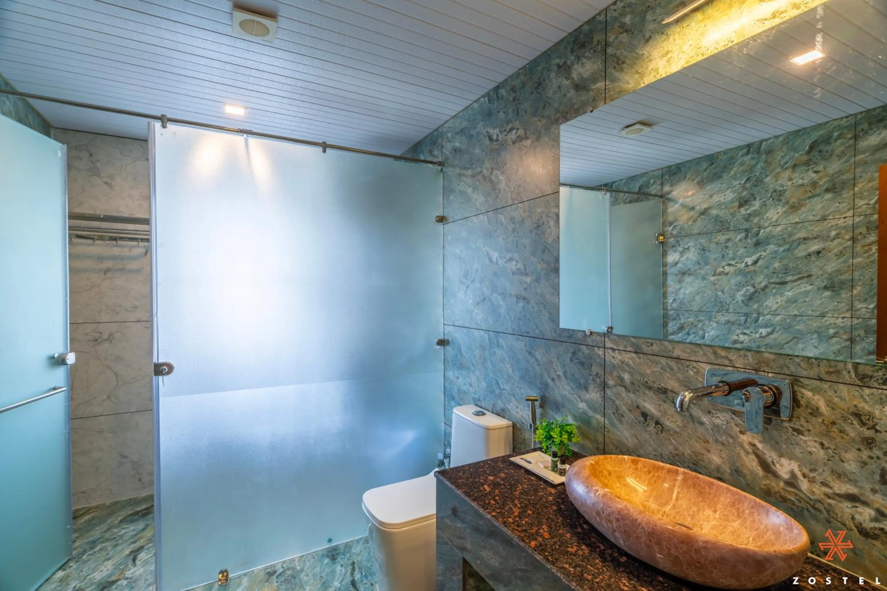 Shower in Zostel Plus Kareri