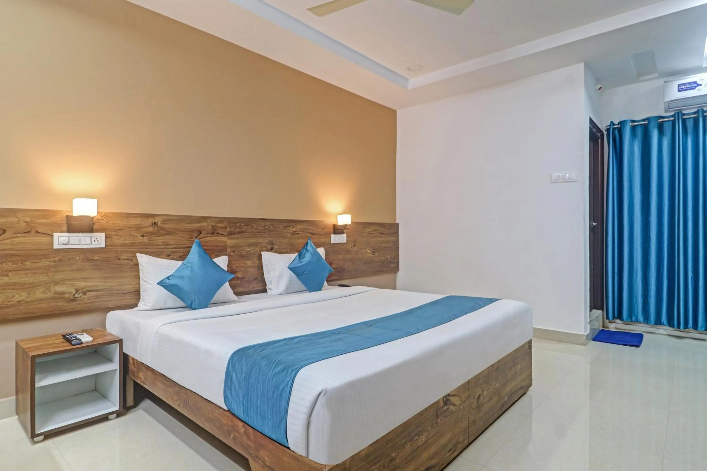 Photo of the whole room, Bed in The Balcony Hotel