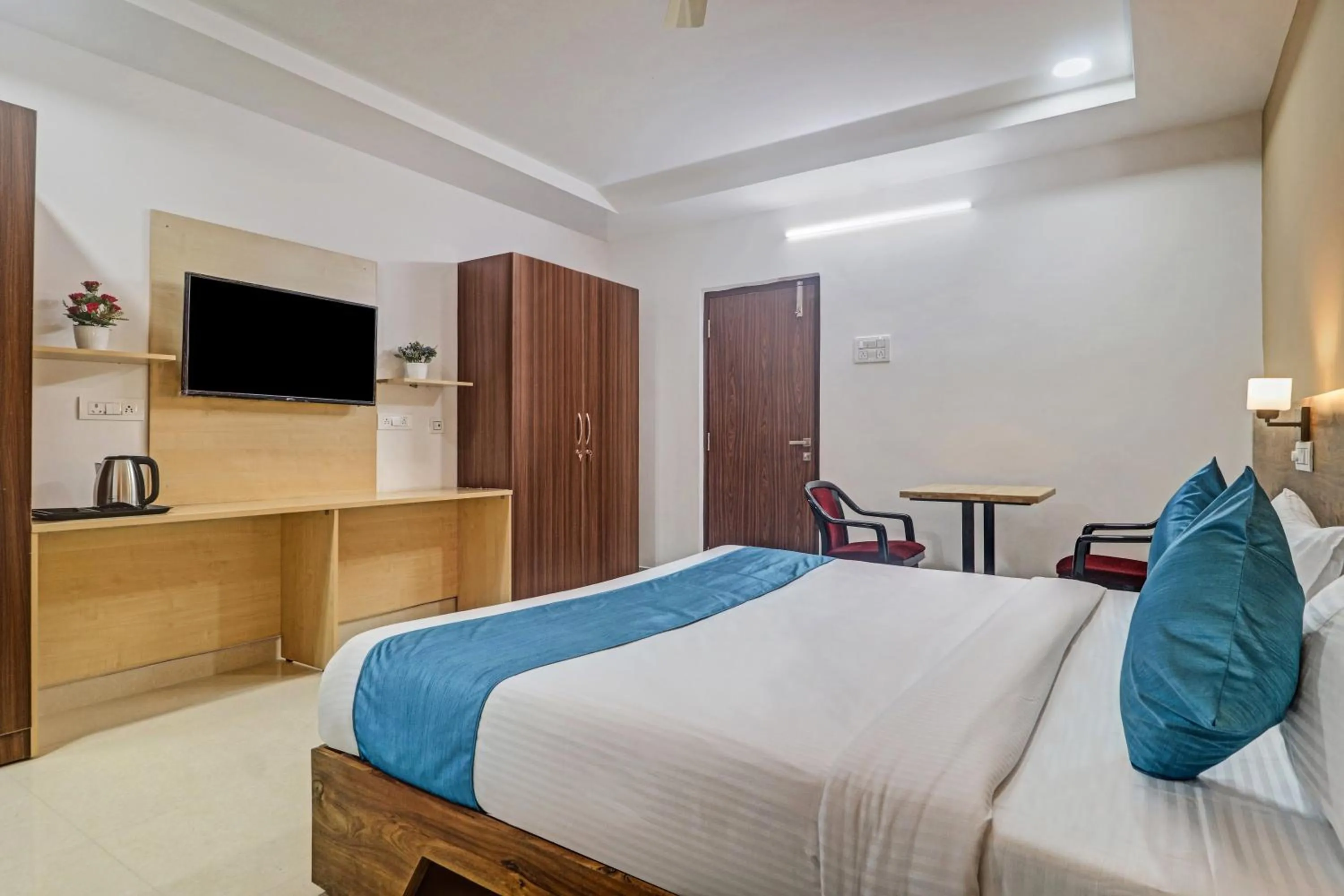 Photo of the whole room, Bed in The Balcony Hotel