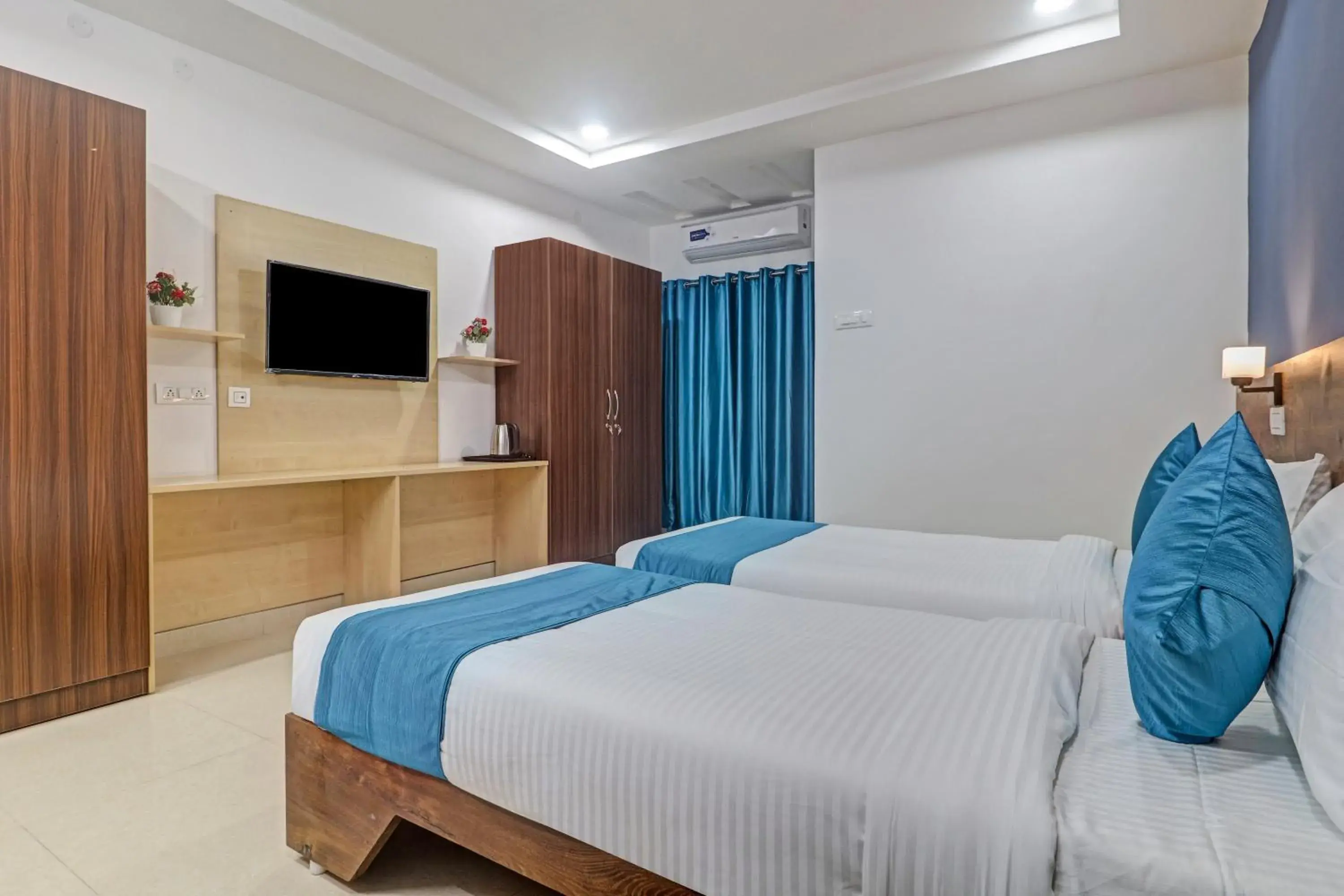 wardrobe, Bed in The Balcony Hotel wardrobe, Bed in The Balcony Hotel