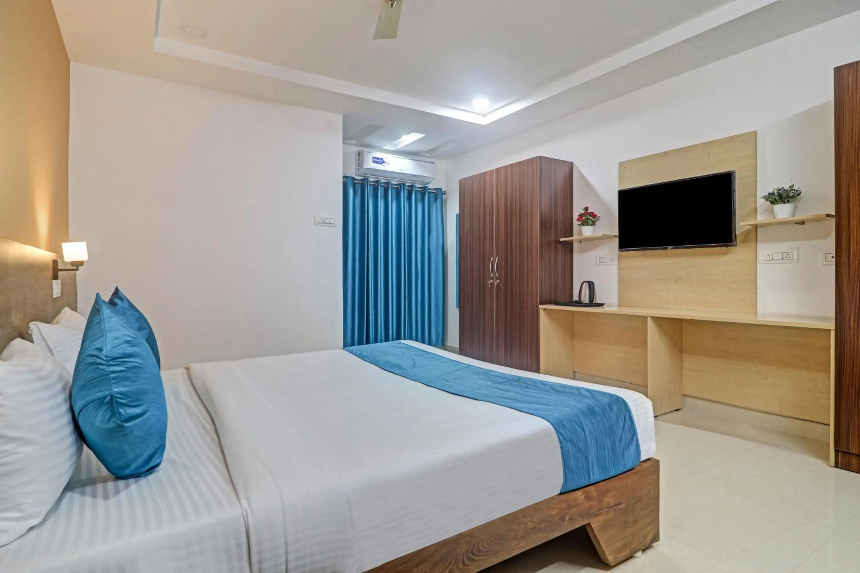 Photo of the whole room, Bed in The Balcony Hotel