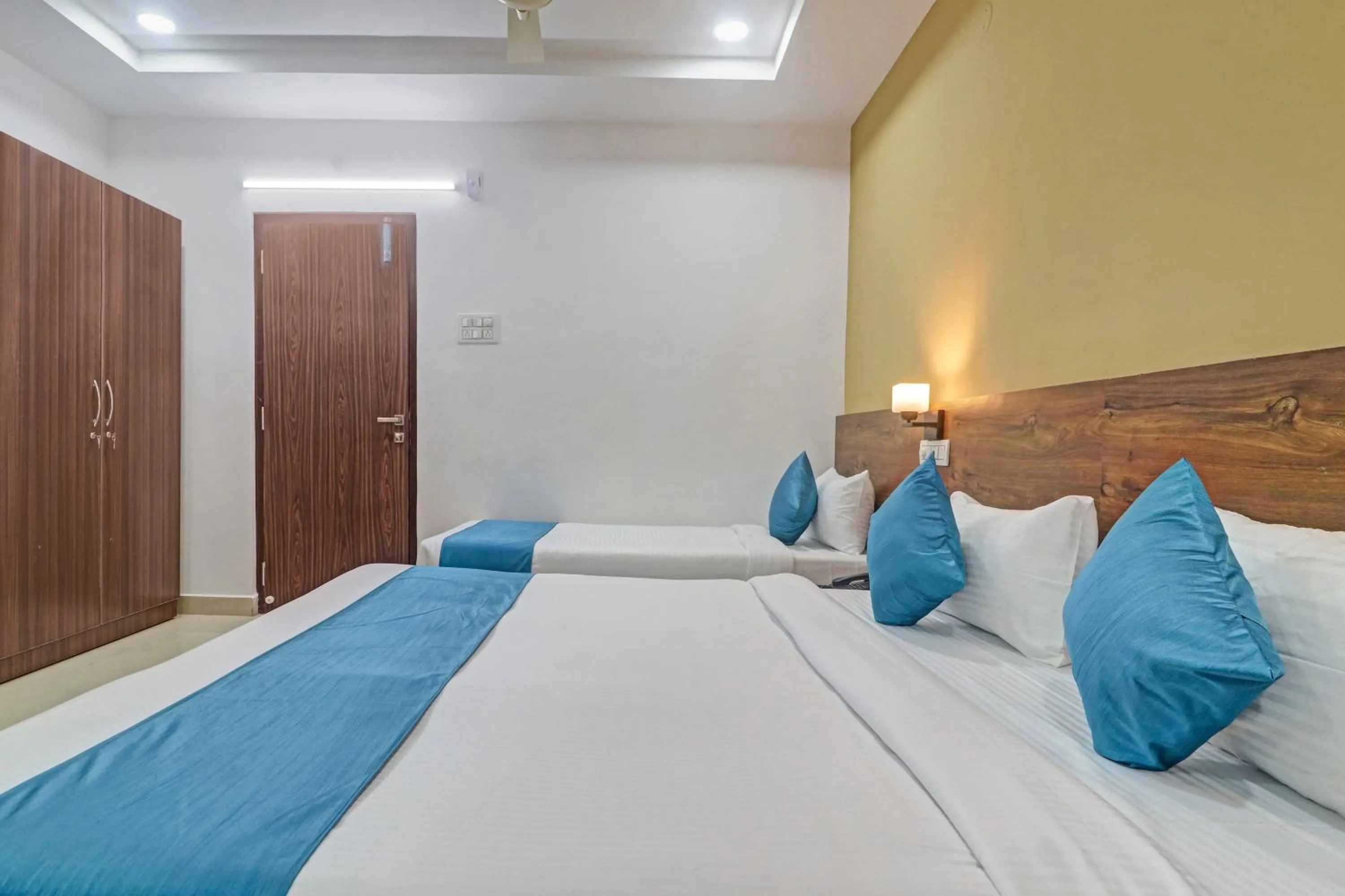 Photo of the whole room, Bed in The Balcony Hotel