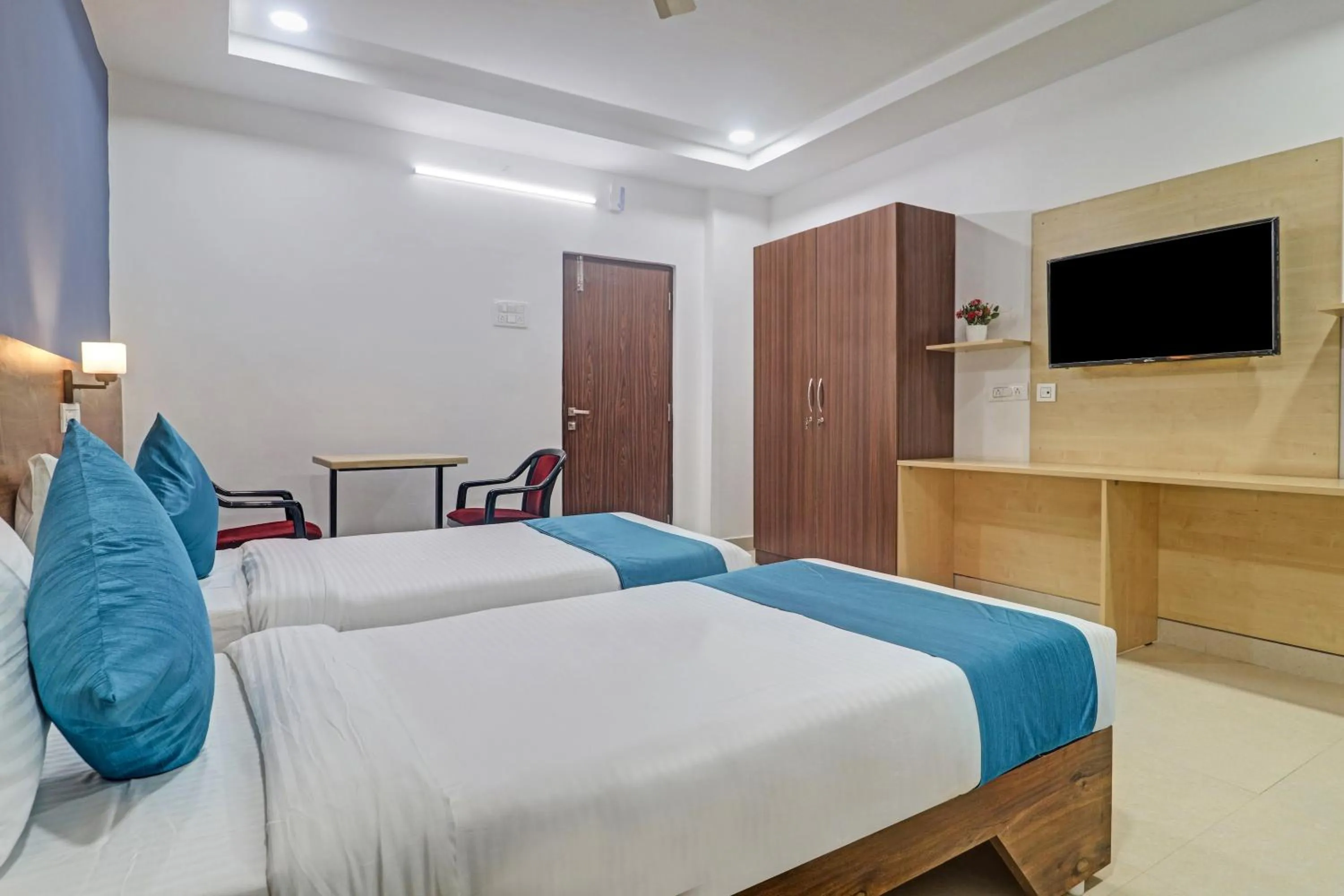 Photo of the whole room, Bed in The Balcony Hotel