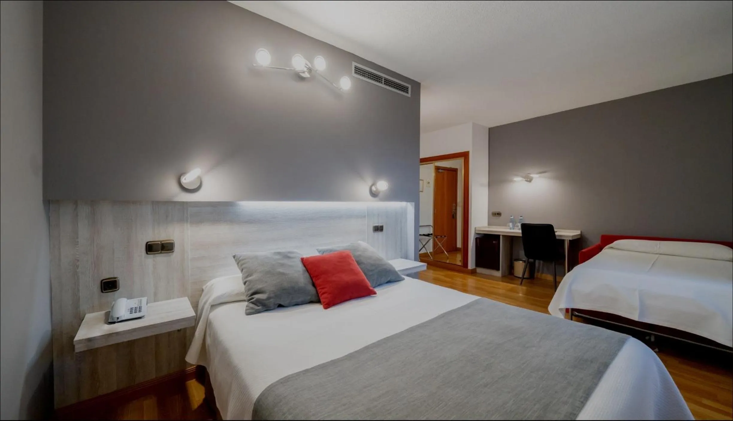 Photo of the whole room, Bed in Hotel Mozárbez Salamanca