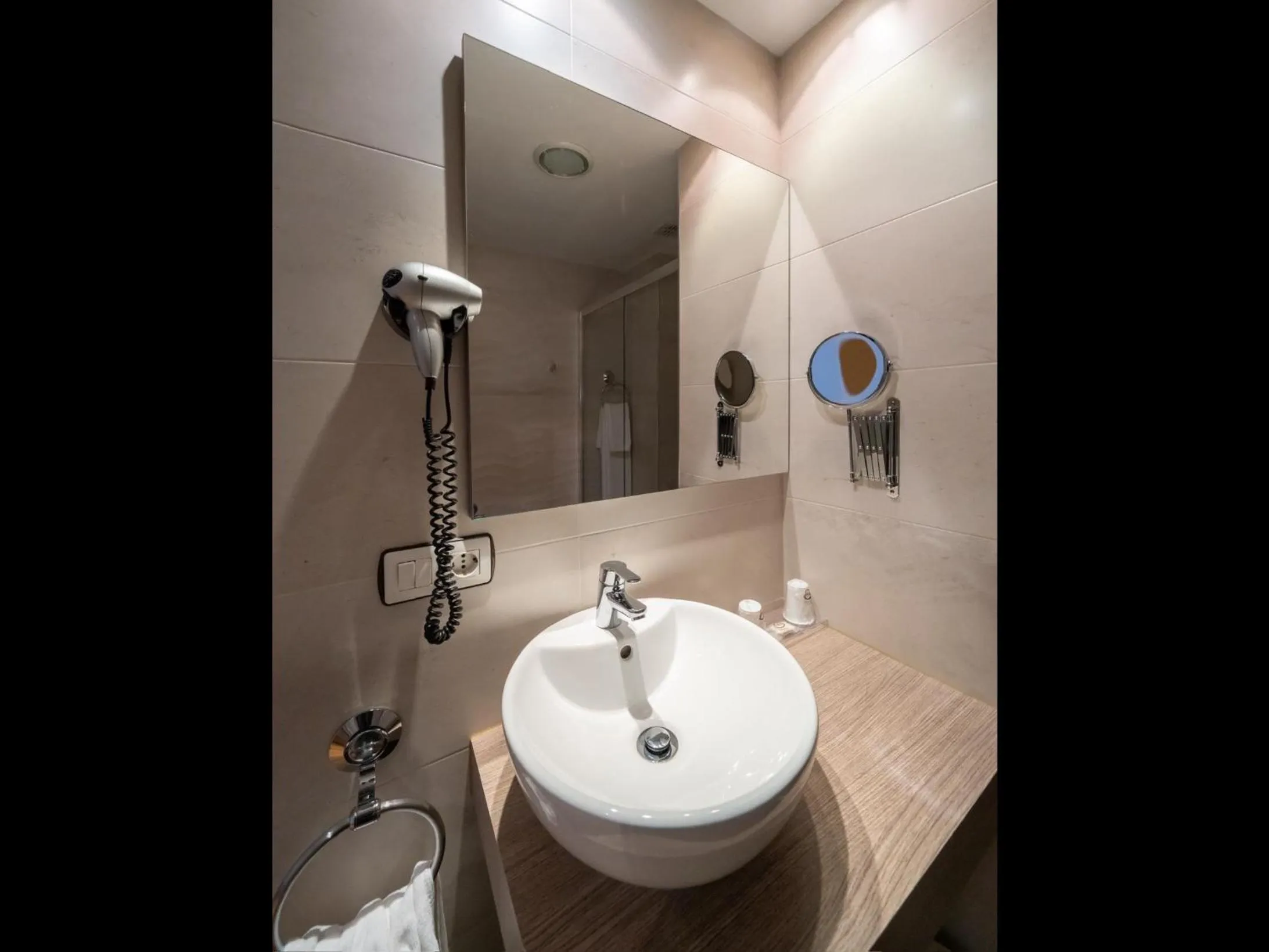 Toilet in Hotel Mozárbez Salamanca