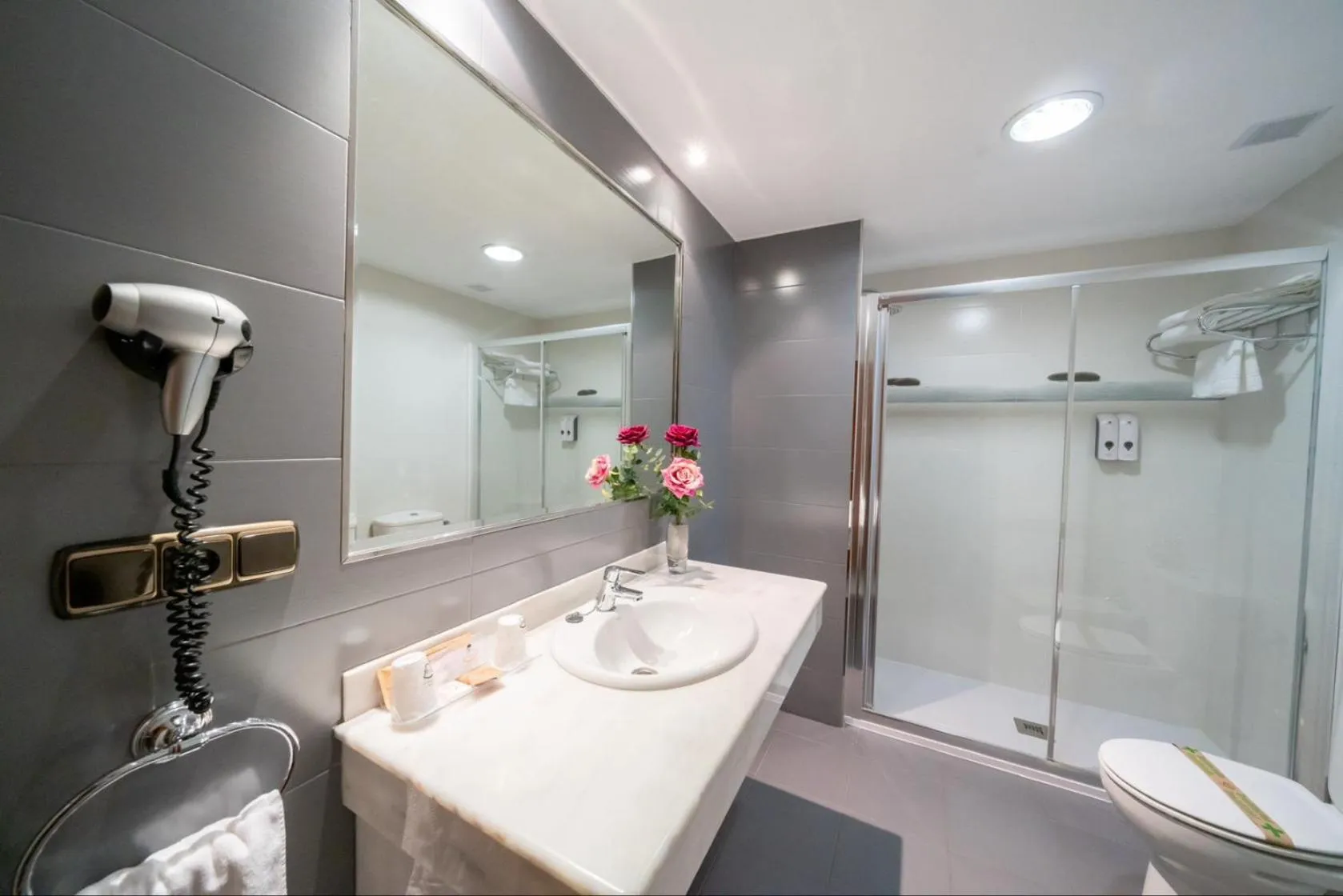 Shower in Hotel Mozárbez Salamanca