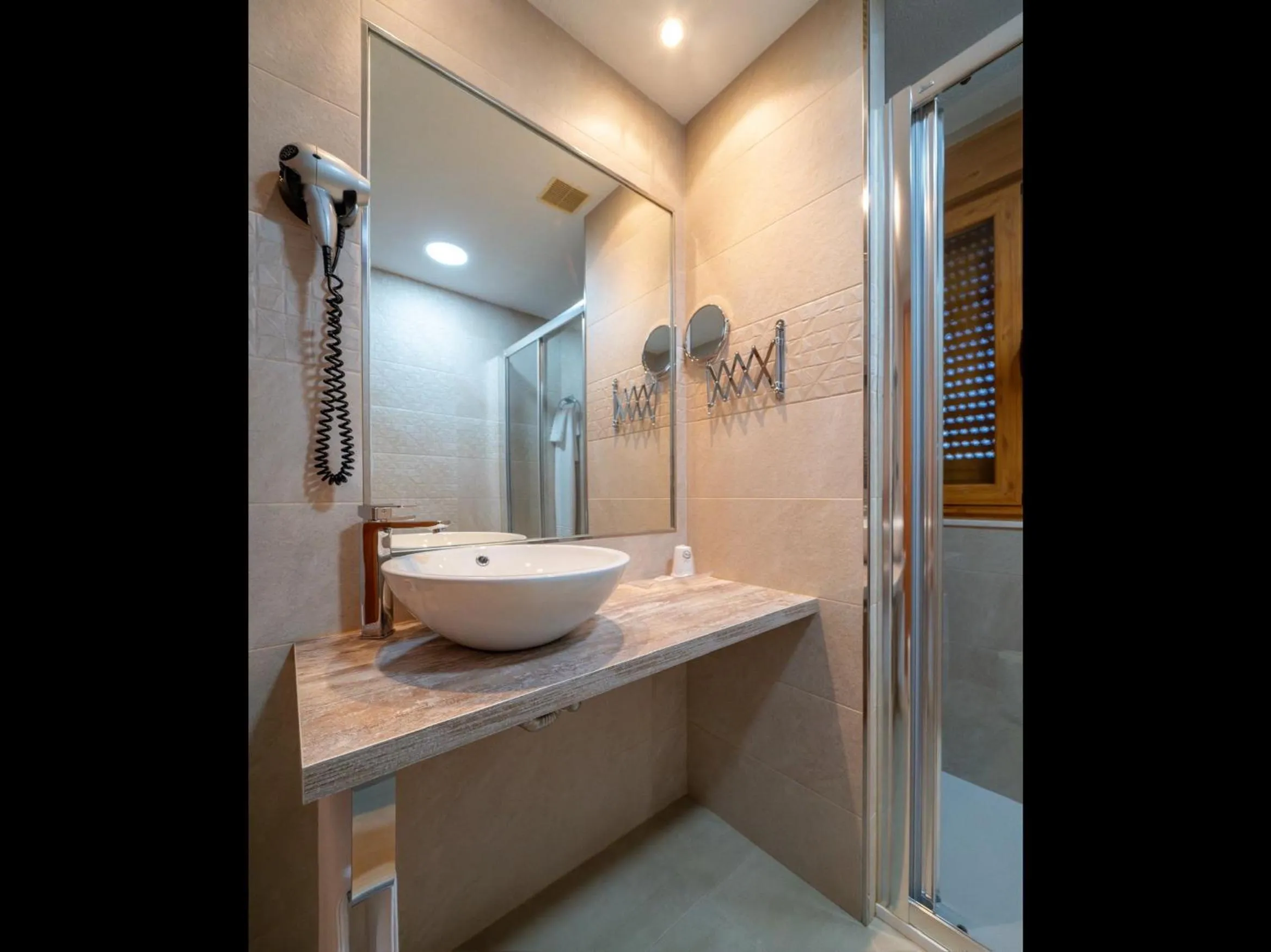 Shower in Hotel Mozárbez Salamanca