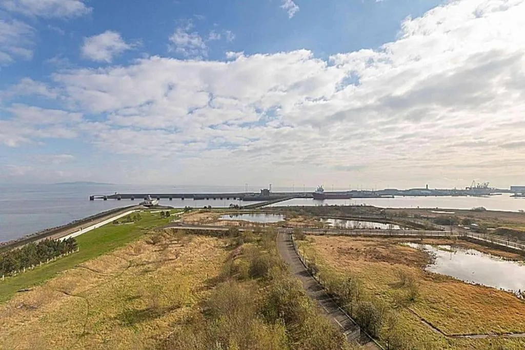 Modern 2 bed apartment with stunning seaside view