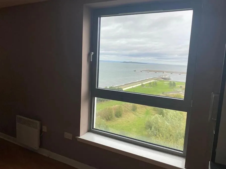 Modern 2 bed apartment with stunning seaside view