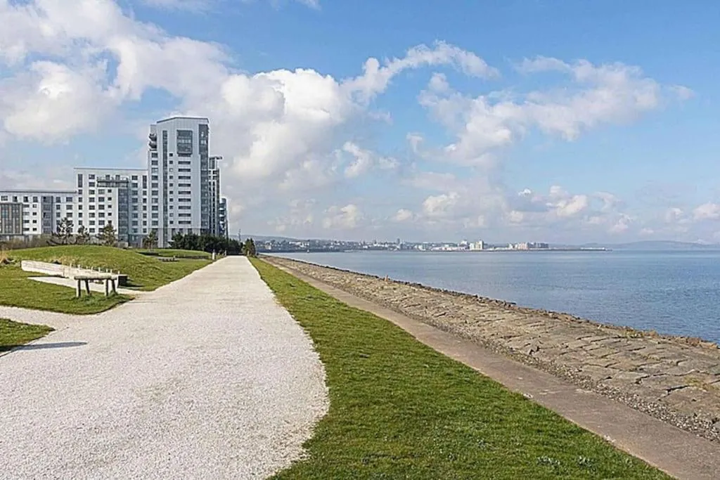 Modern 2 bed apartment with stunning seaside view