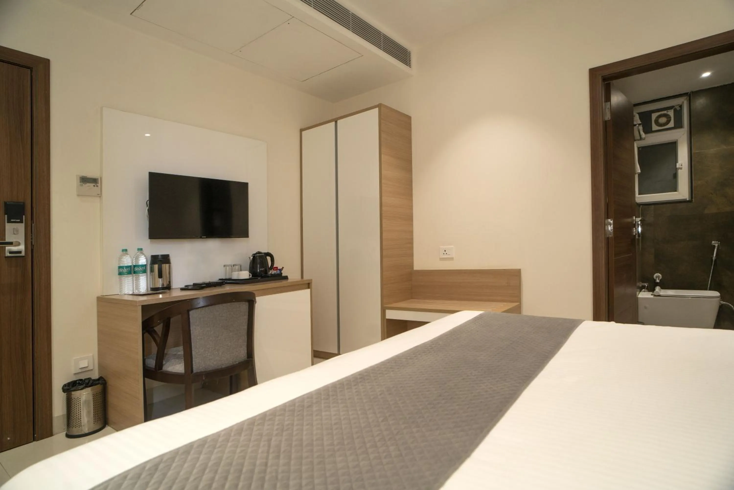 TV and multimedia, Bed in THE MANGAL VIEW RESIDENCY - A Luxury Boutique Business Hotel