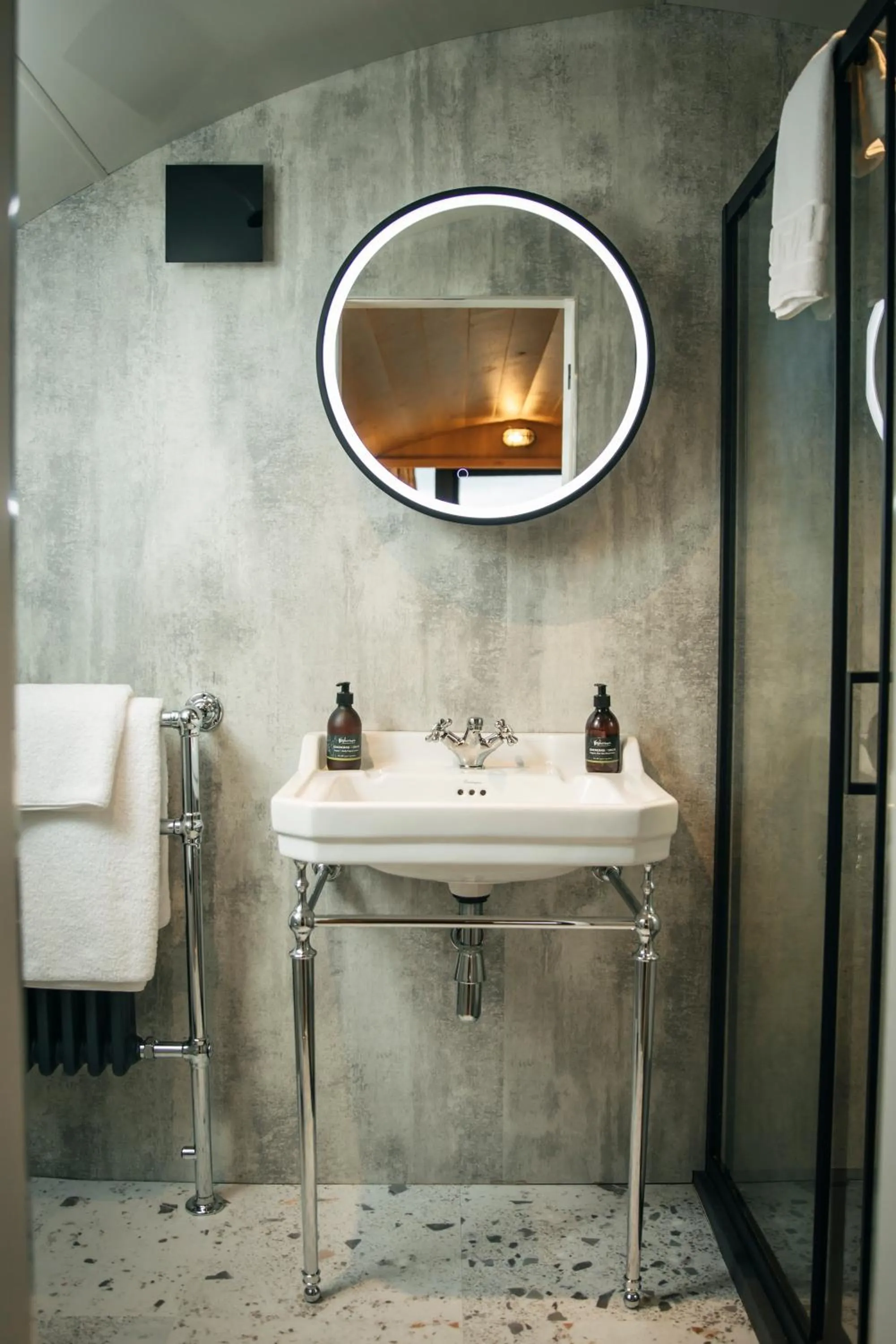 Bathroom in Bracken Hide Hotel