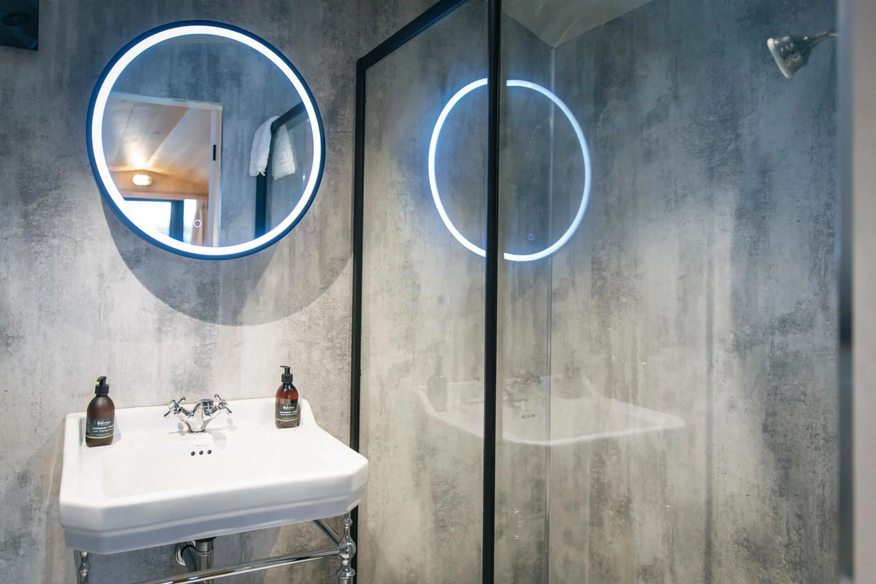 Bathroom in Bracken Hide Hotel