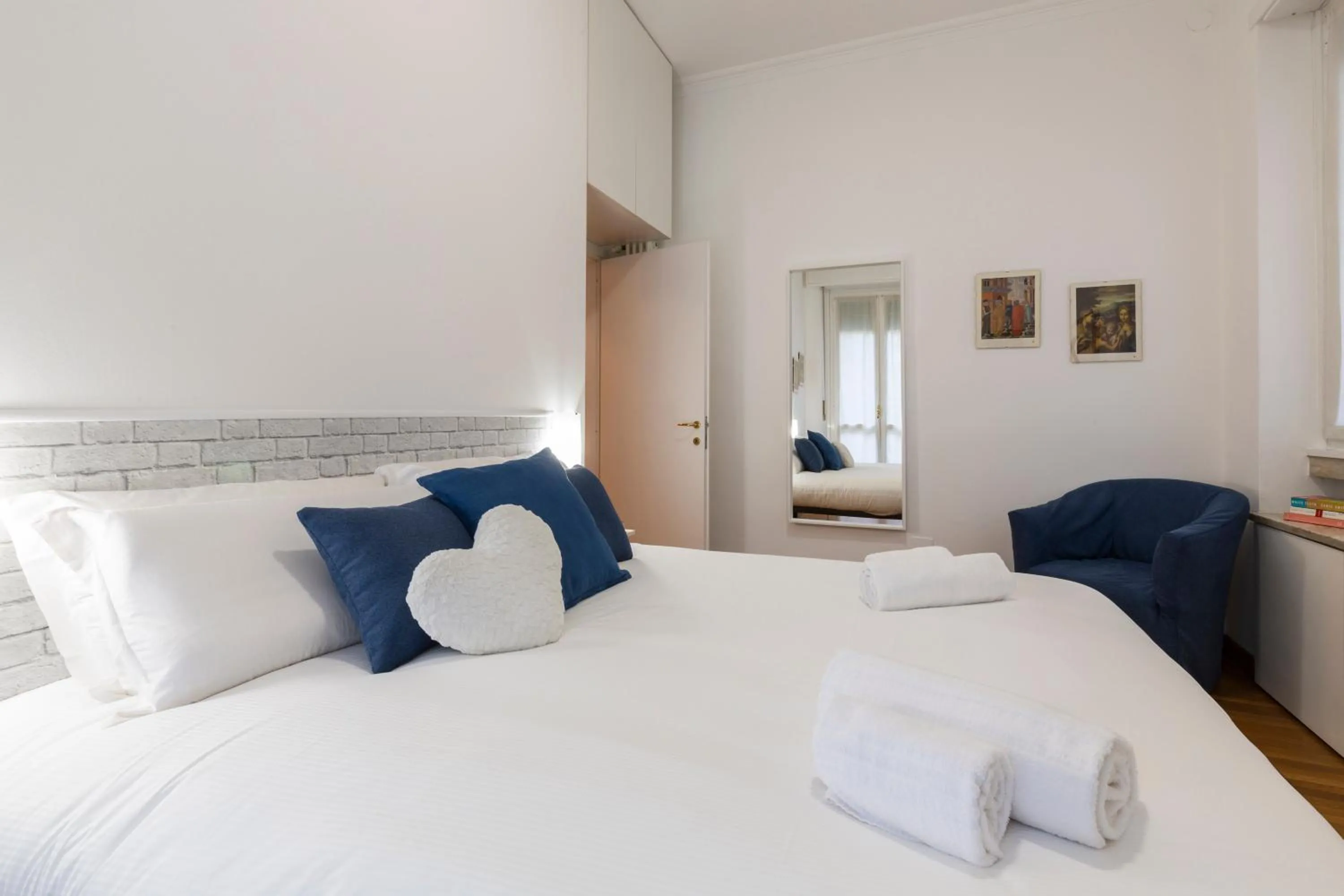 Bedroom, Bed in Living isola