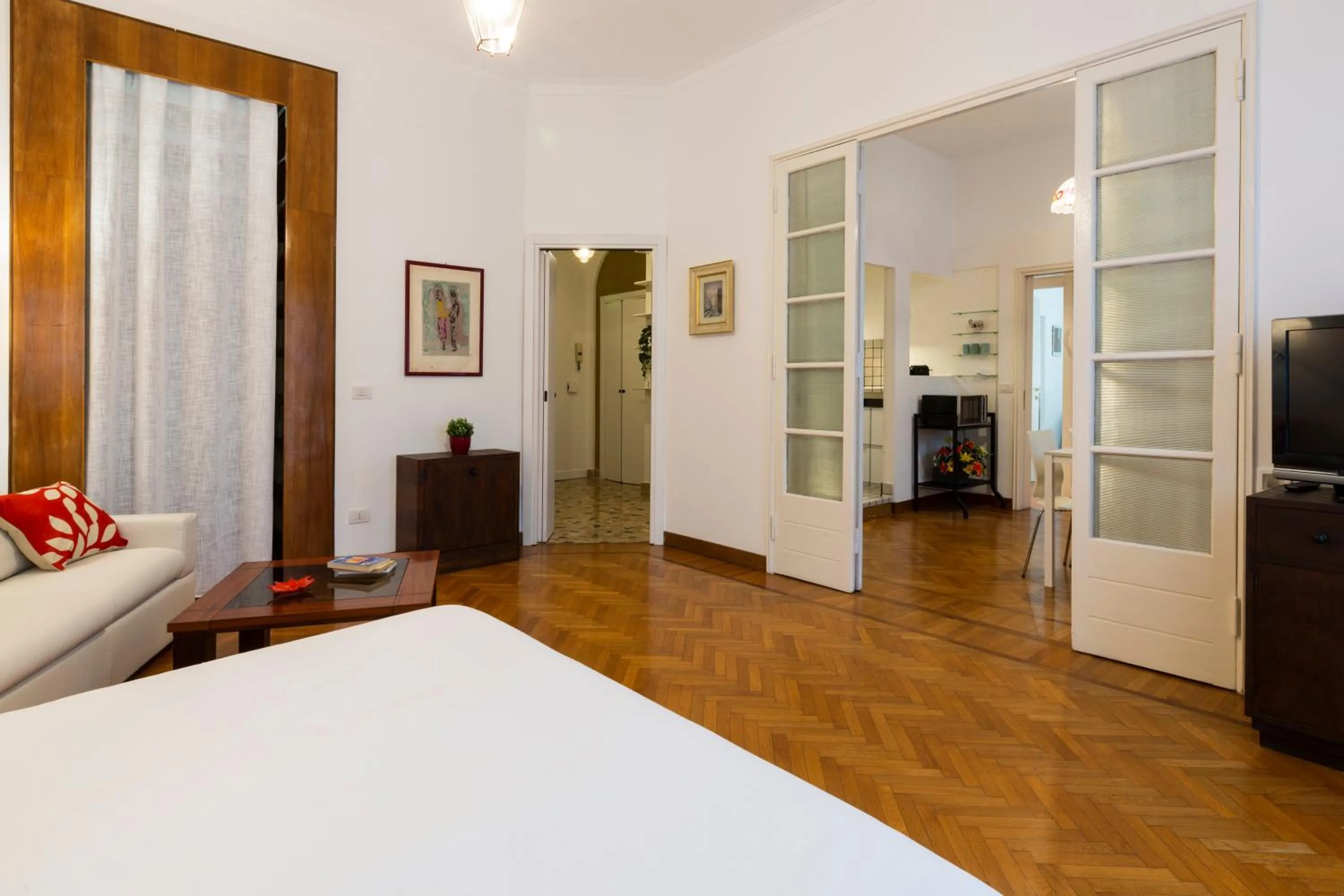 Bedroom, Bed in Living isola