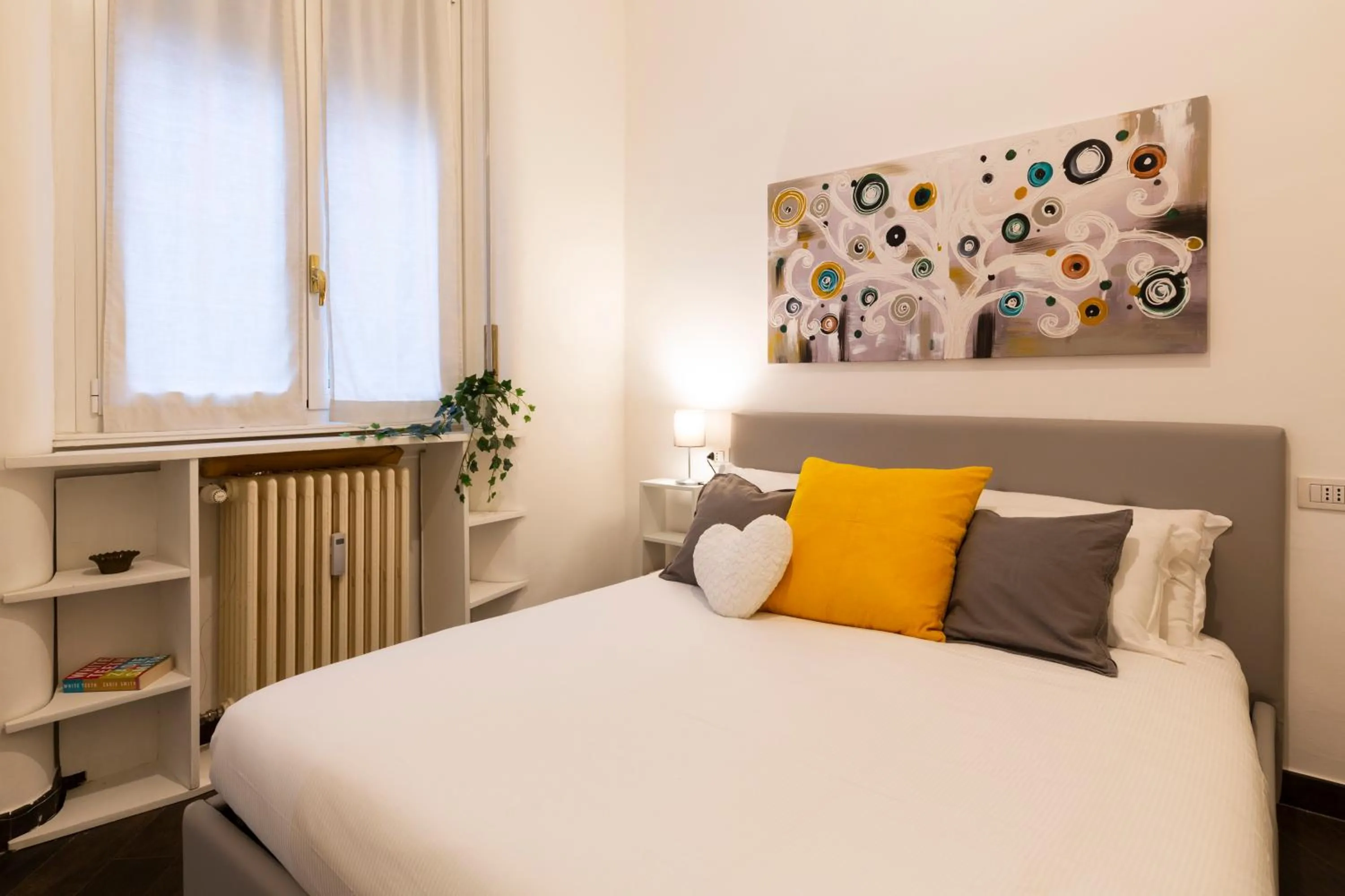 Photo of the whole room, Bed in Living isola